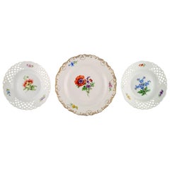 Trois assiettes anciennes de Meissen en porcelaine peinte à la main avec motifs floraux