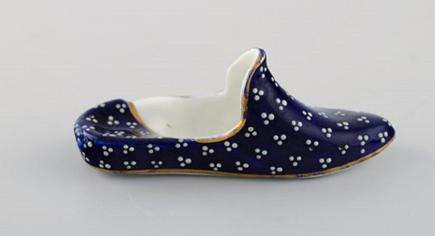 Three antique Meissen slippers in hand painted porcelain, 19th century.
Largest measures: 9.5 x 3.5 cm.
In excellent condition.
Unstamped.