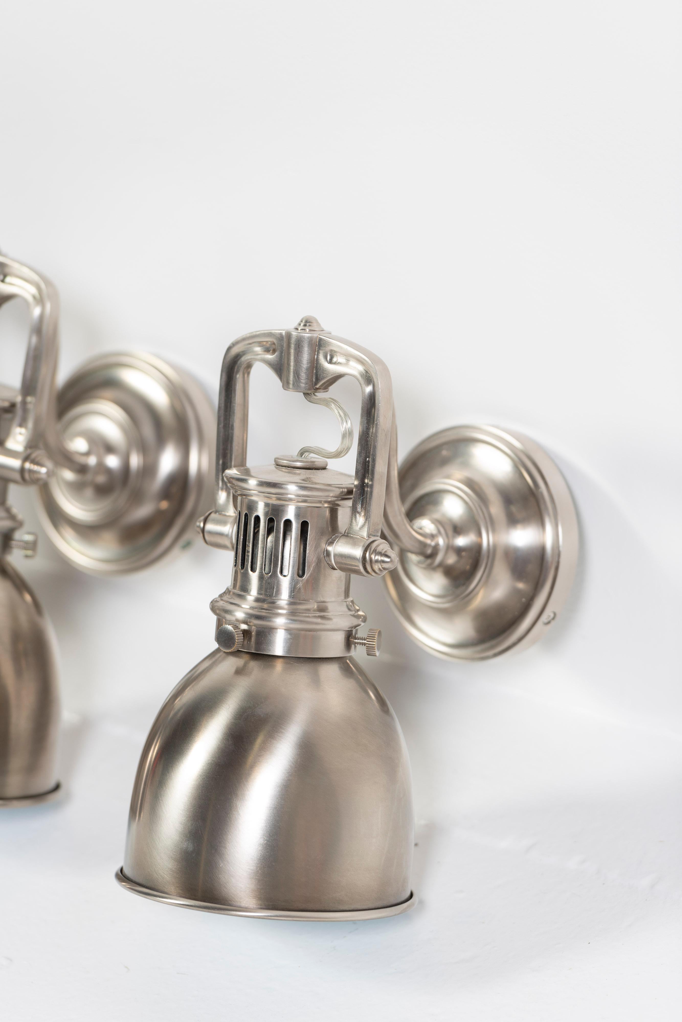 Nickel Tre lampade a carré sospese in nichel antico di Chapman & Myers in vendita