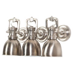 Tres candelabros suspendidos de yugo de níquel antiguo de Chapman & Myers