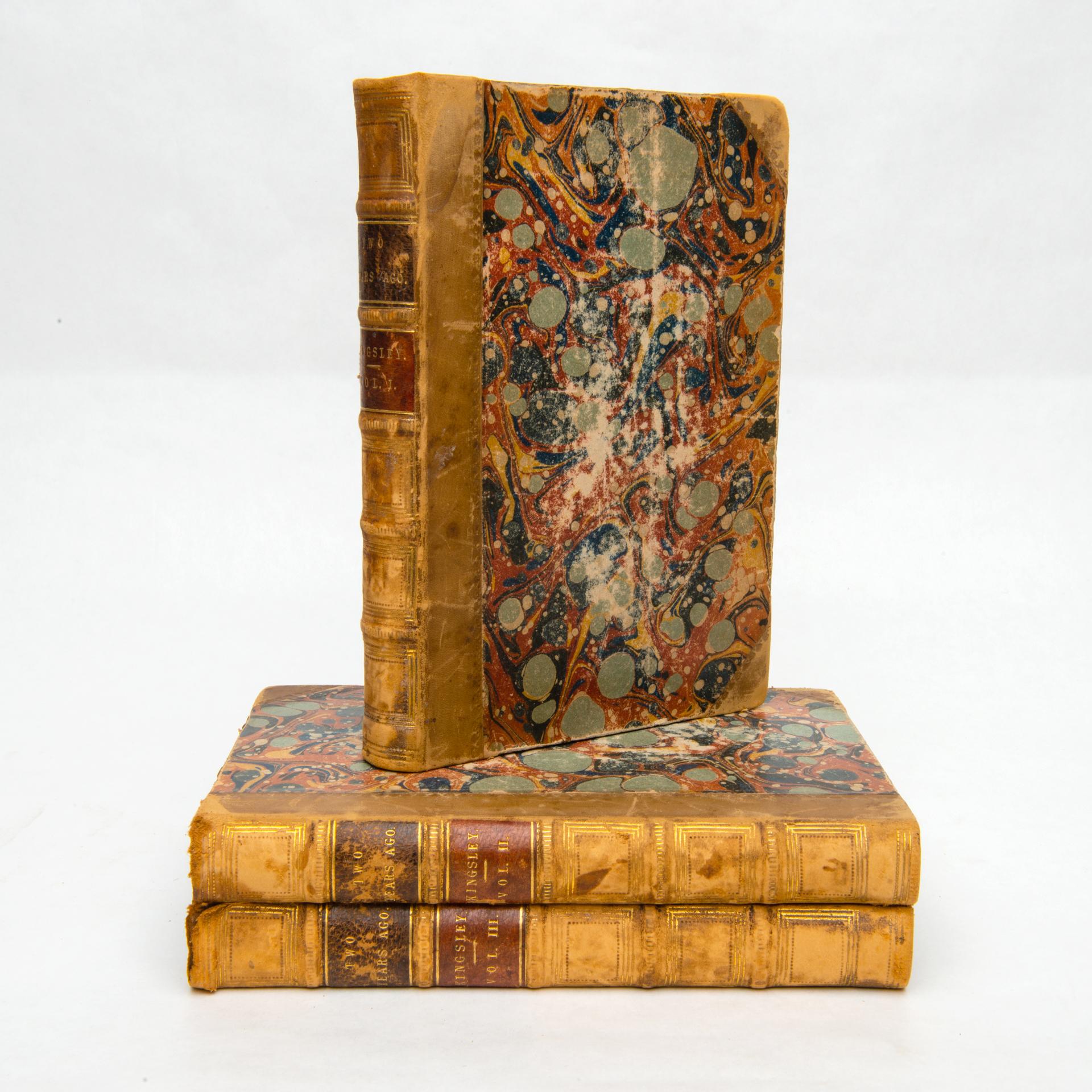 Englische Antiquitätenbände mit drei Bänden im Zustand „Gut“ im Angebot in Alessandria, Piemonte
