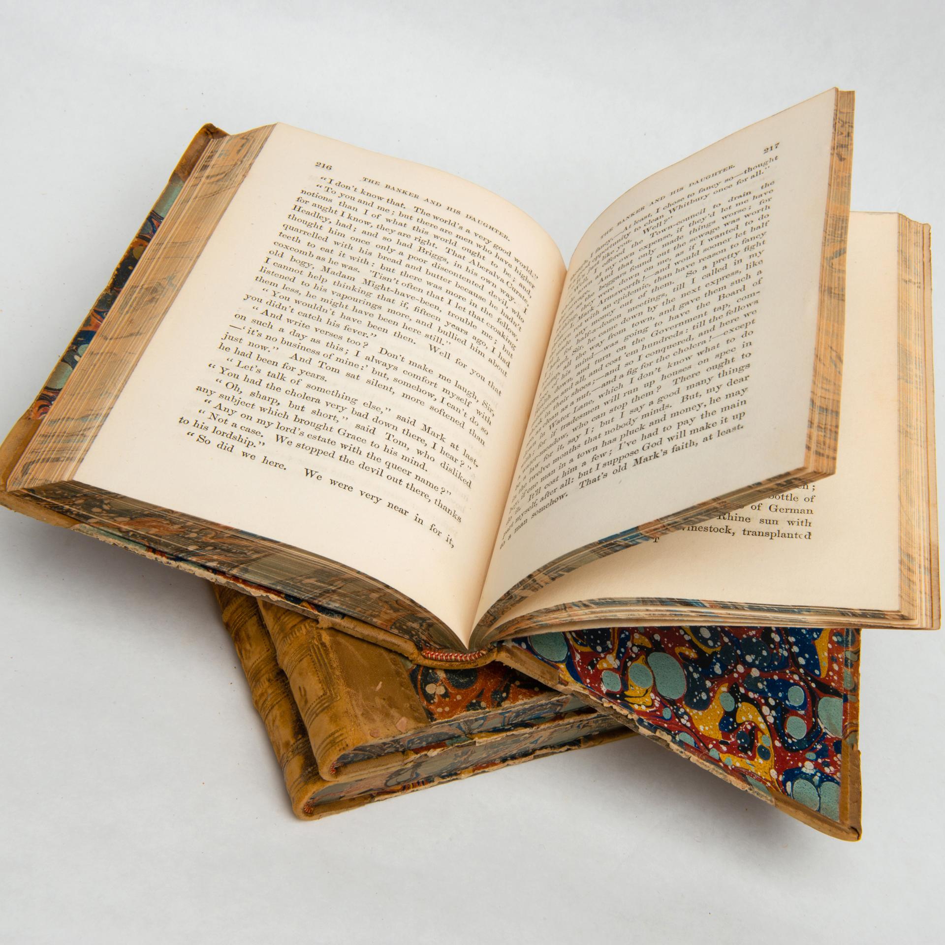 Papier Trois volumes anglais d'antiquités en vente