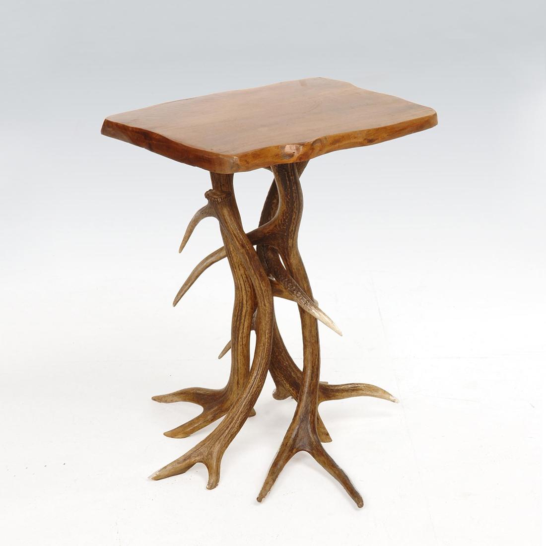 Side table three antlers made with 3 real
antlers and solid wood top in varnished finish.
Each piece is unique and so each piece is different 
from each other.