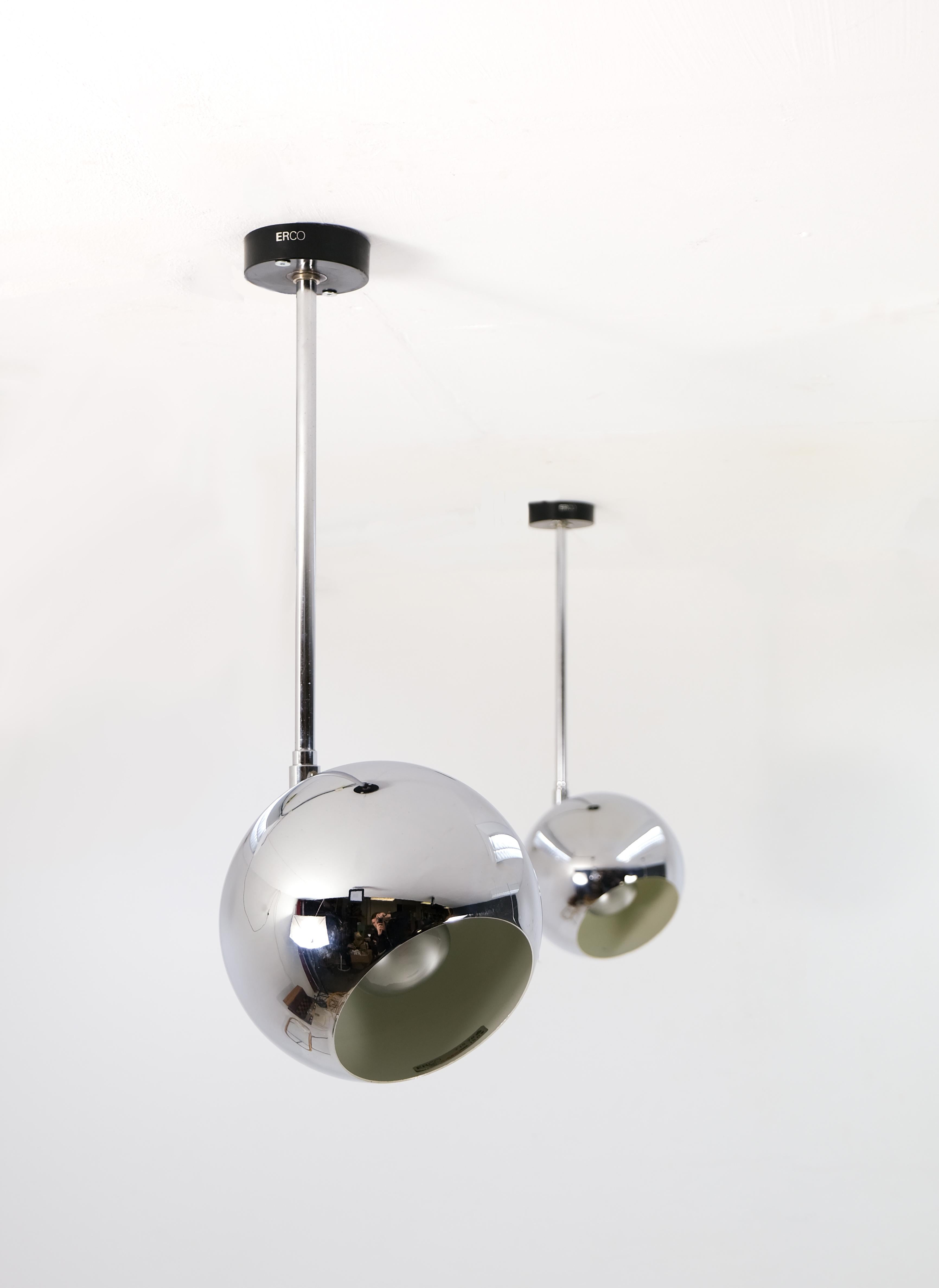 Three chrome spheres pendant lamps. Manufactured by Arco, Germany, 1970s. Adjustable.
One longer one. Signed. Very useful to light out an artwork. Good condition.
Smaller ones height 54 cm, width 19 cm.


  