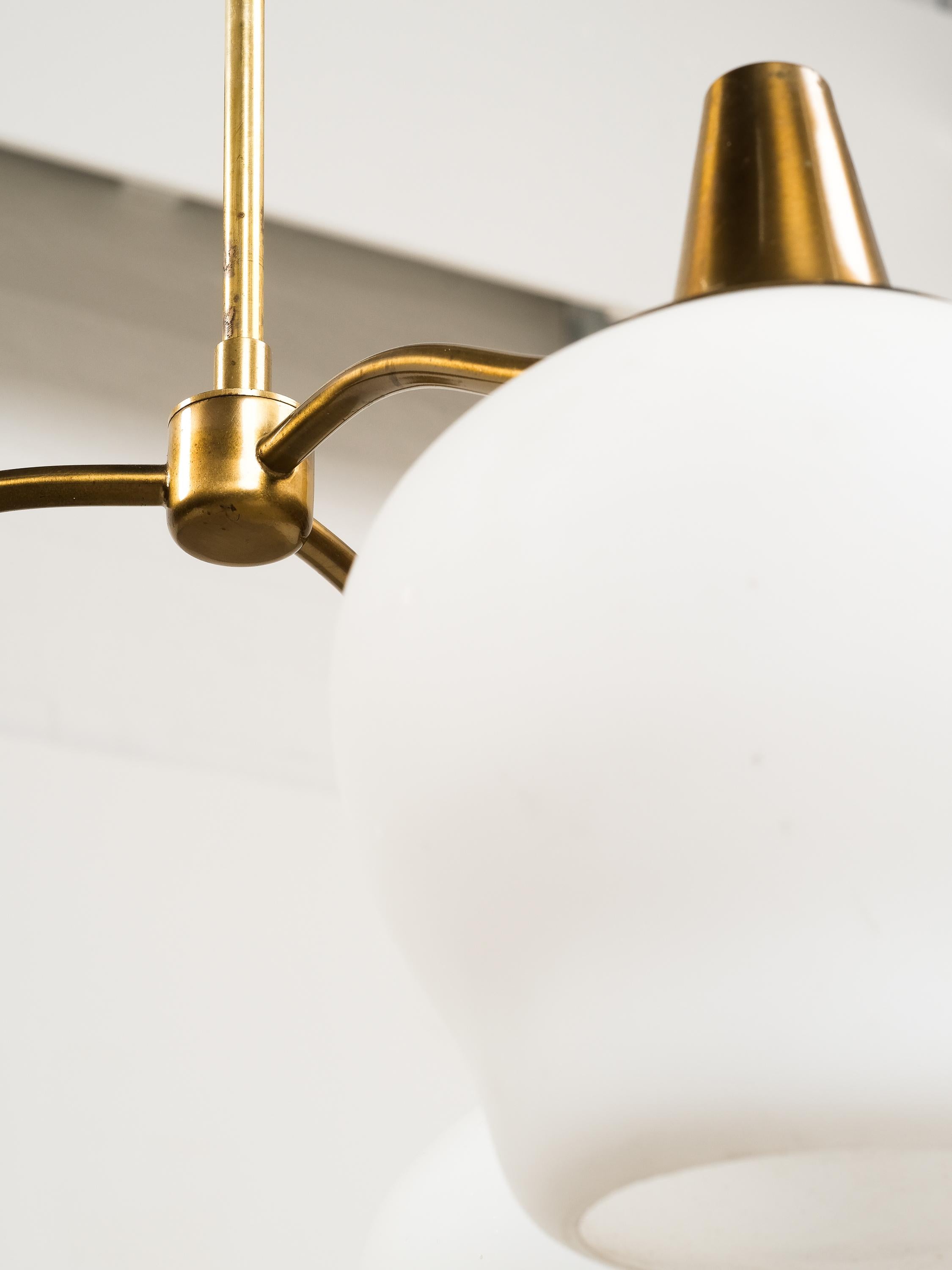 Lampada da soffitto a tre bracci in ottone di Hans Bergström, Svezia, anni '50 in vendita 3