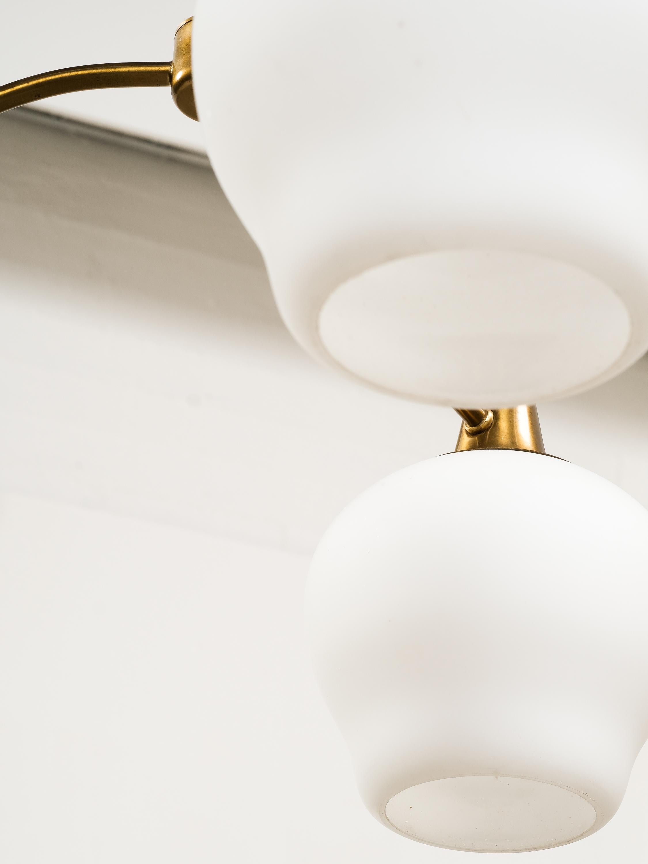 Lampada da soffitto a tre bracci in ottone di Hans Bergström, Svezia, anni '50 in vendita 4