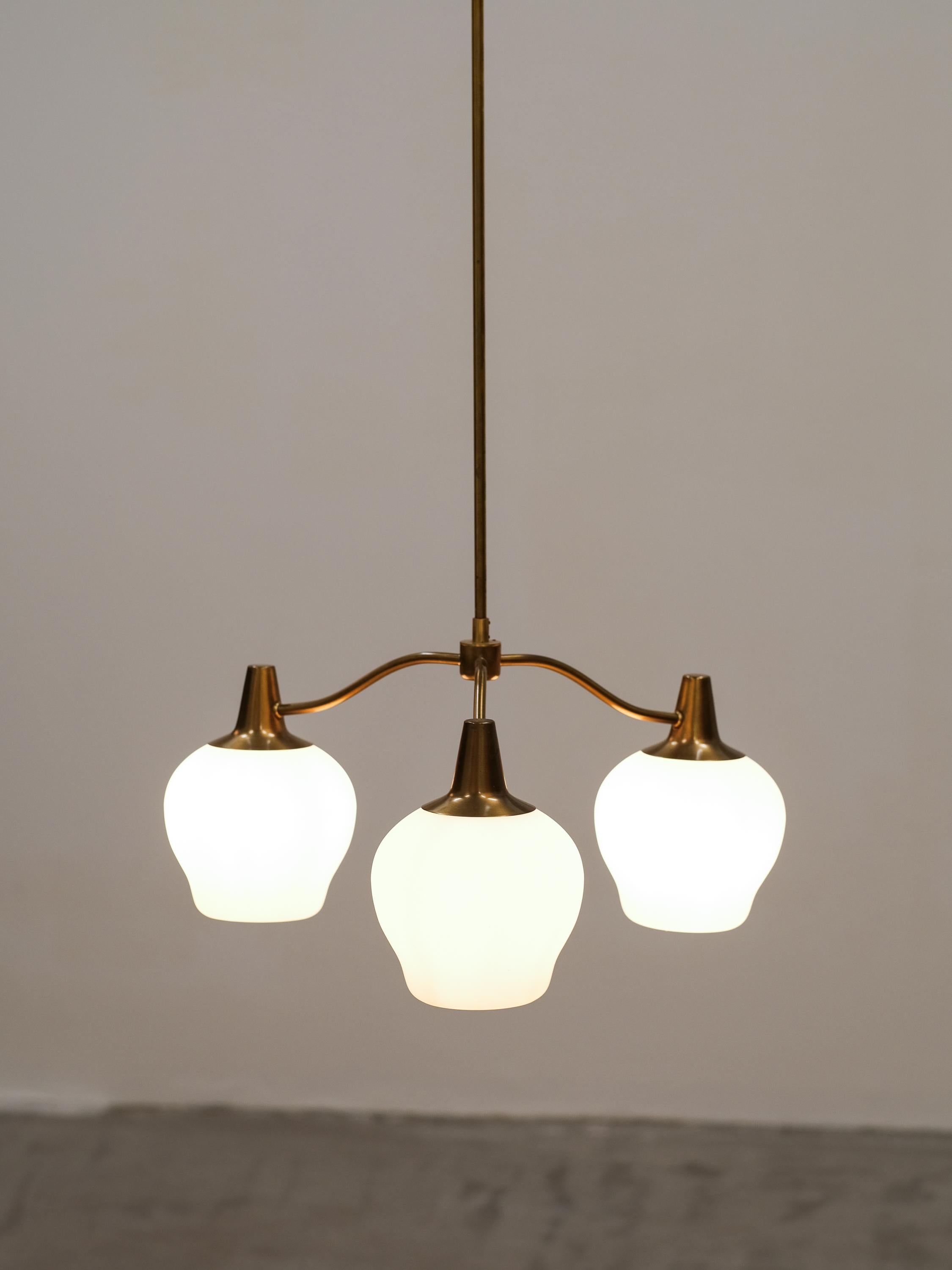 Lampada da soffitto a tre bracci in ottone di Hans Bergström, Svezia, anni '50 in vendita 5