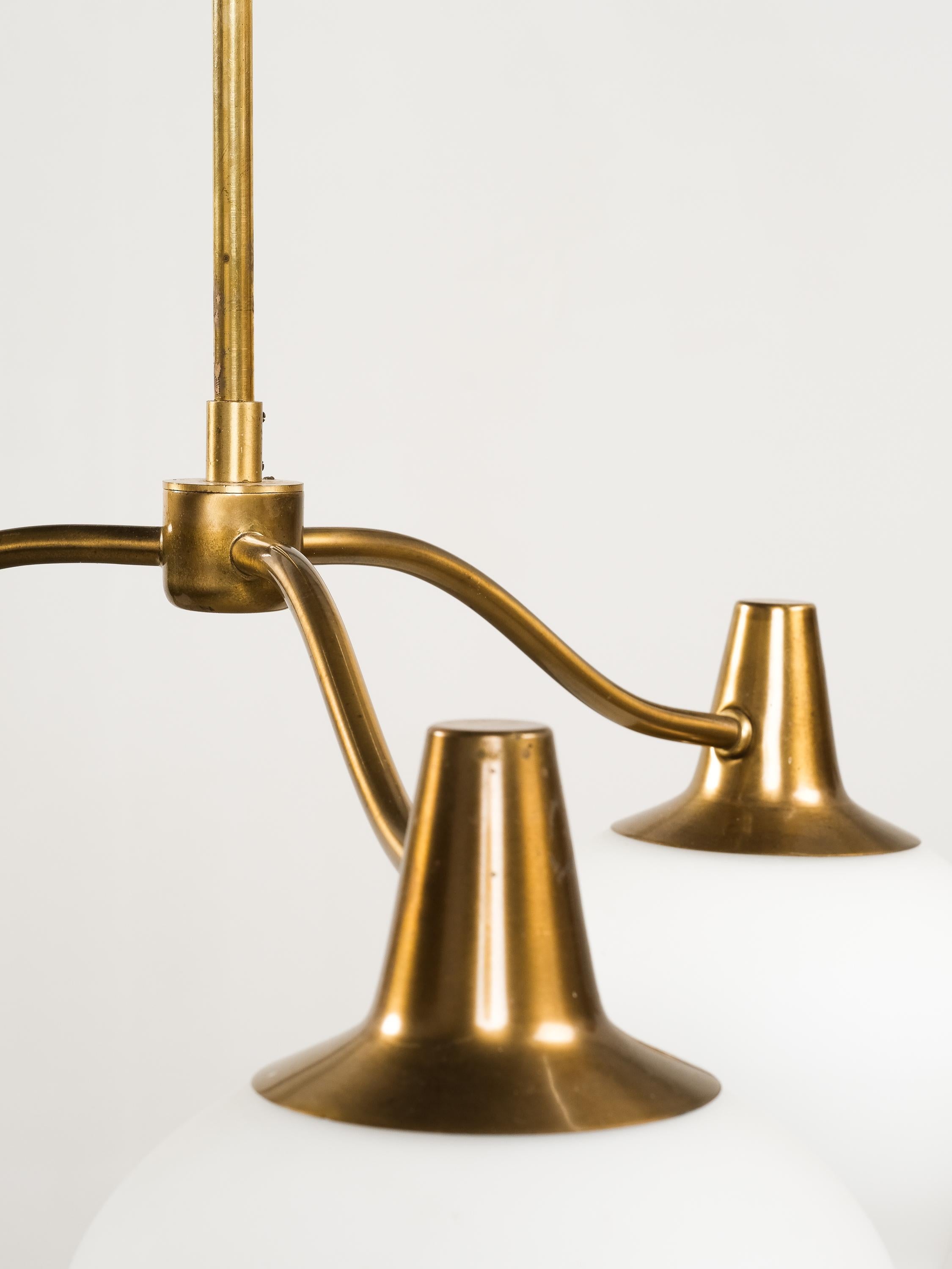 Scandinavo moderno Lampada da soffitto a tre bracci in ottone di Hans Bergström, Svezia, anni '50 in vendita