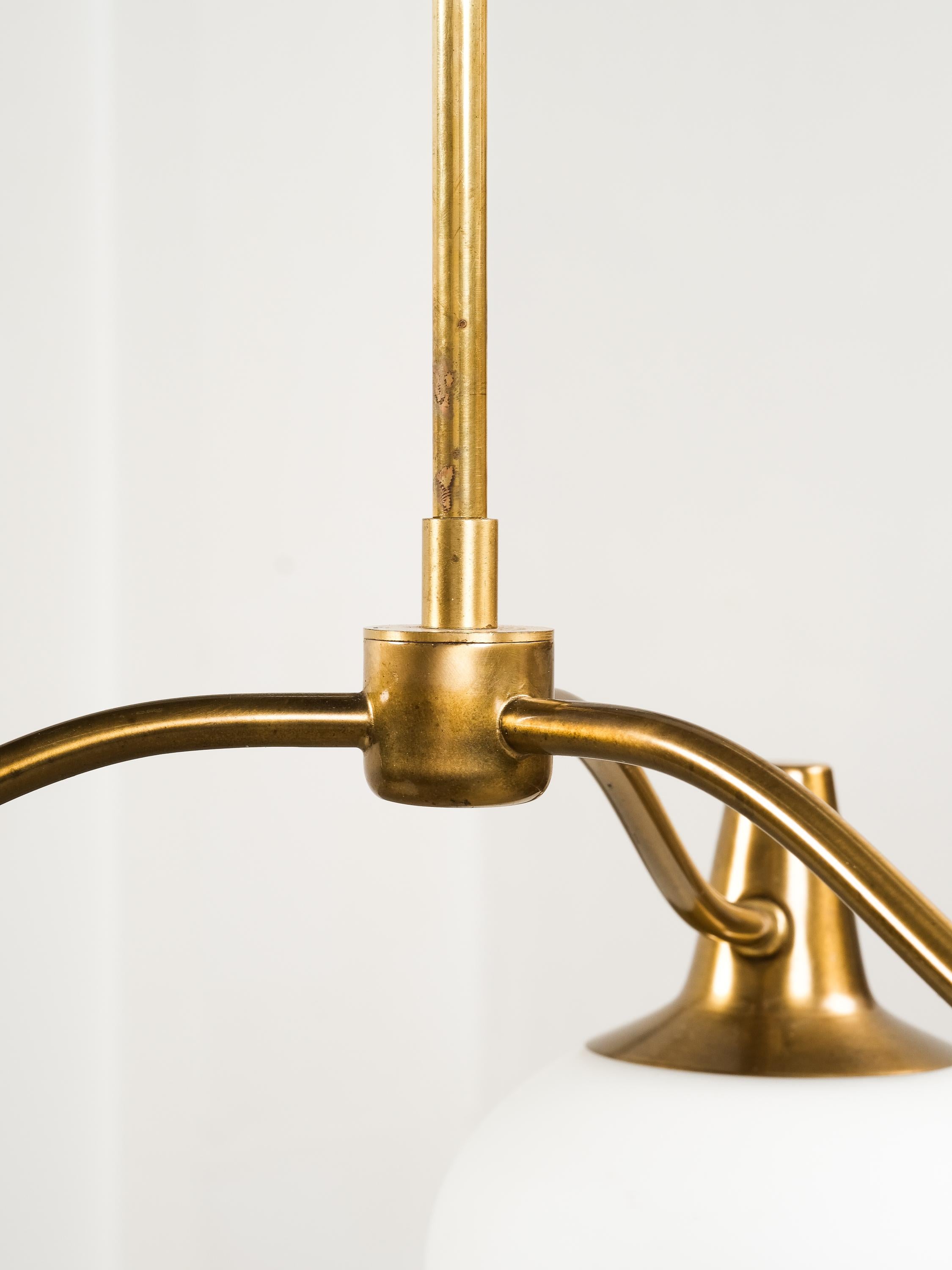 Lampada da soffitto a tre bracci in ottone di Hans Bergström, Svezia, anni '50 In condizioni buone in vendita a Karis, Nyland