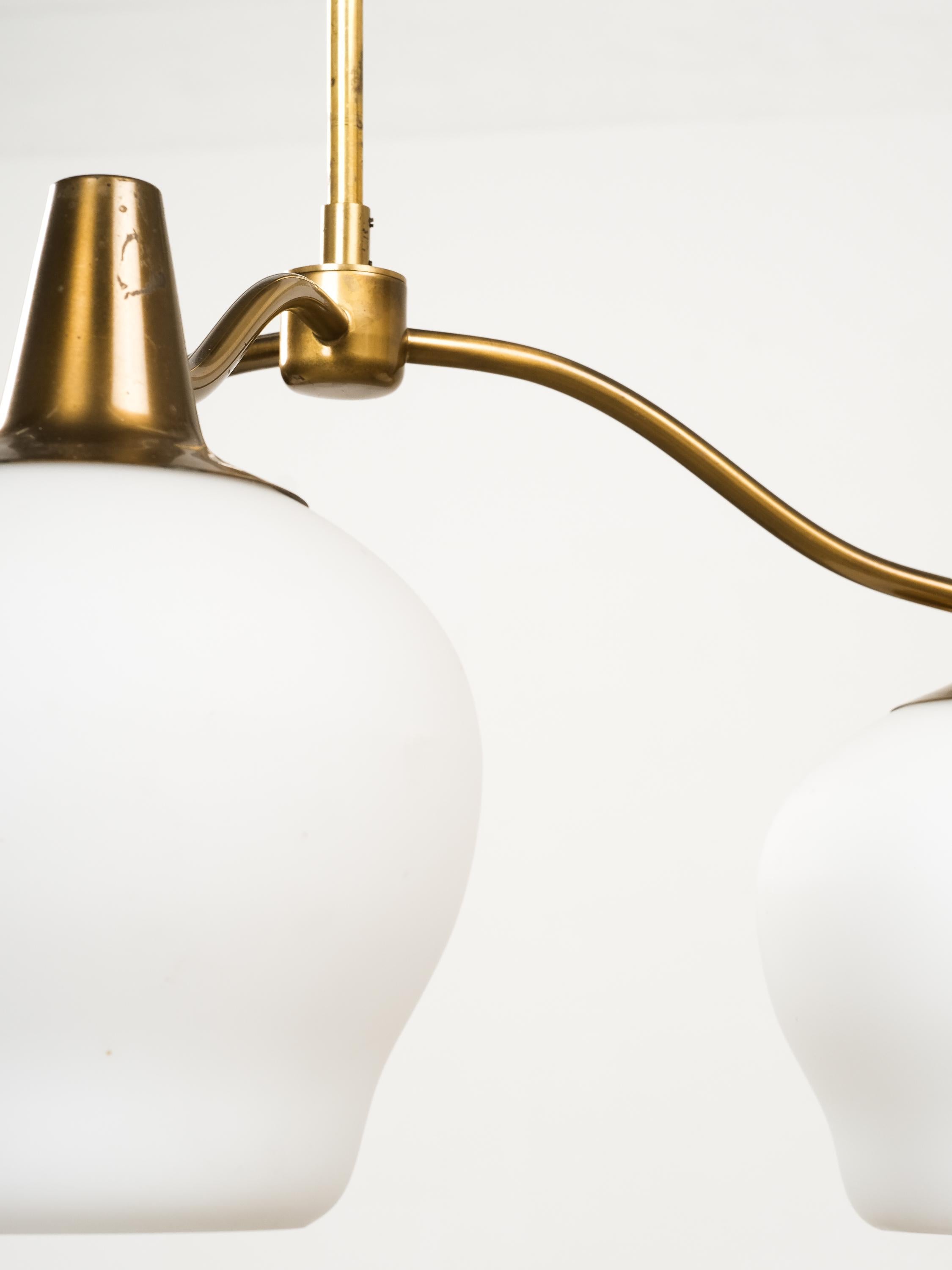Metà XX secolo Lampada da soffitto a tre bracci in ottone di Hans Bergström, Svezia, anni '50 in vendita
