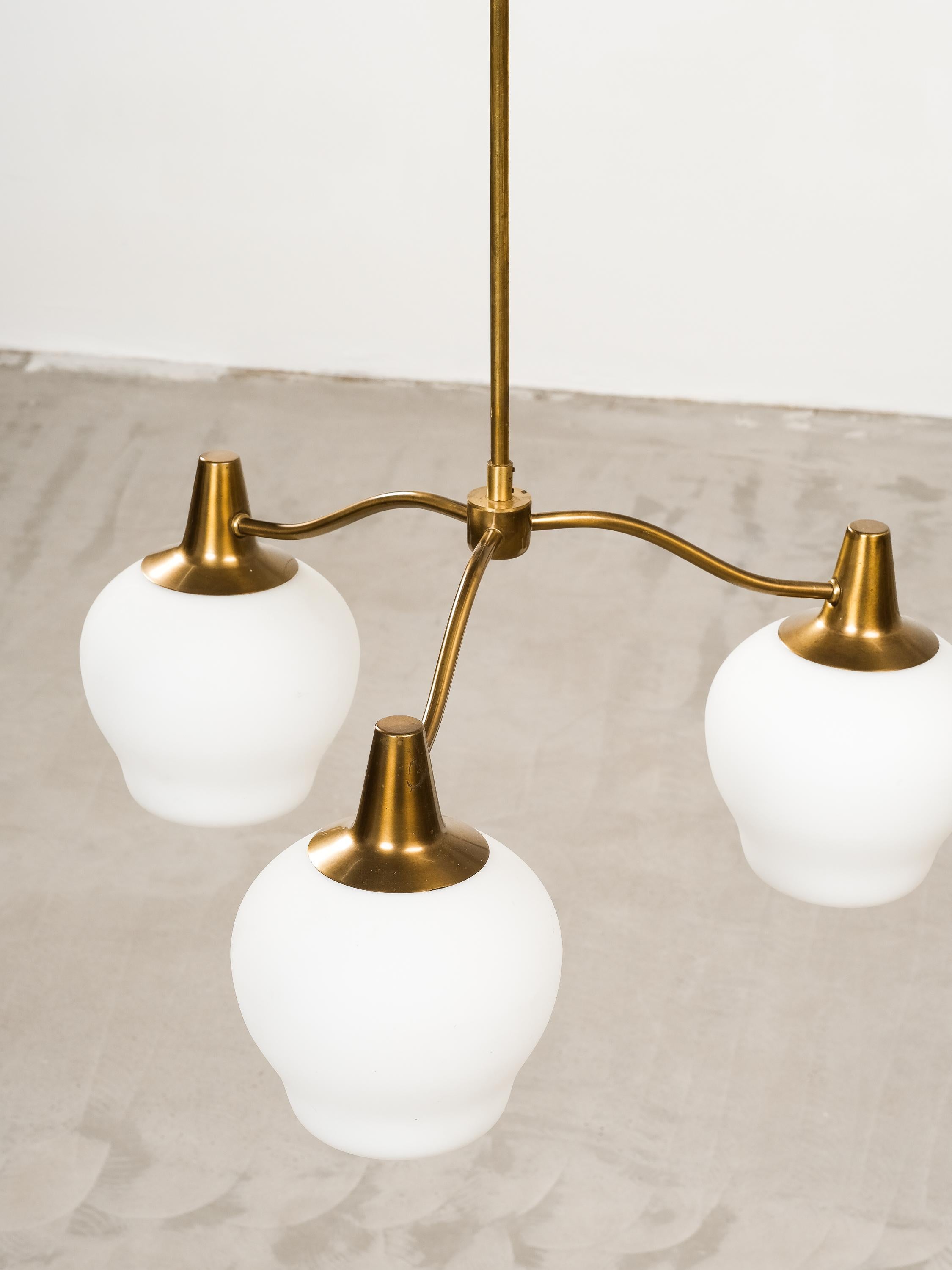 Ottone Lampada da soffitto a tre bracci in ottone di Hans Bergström, Svezia, anni '50 in vendita