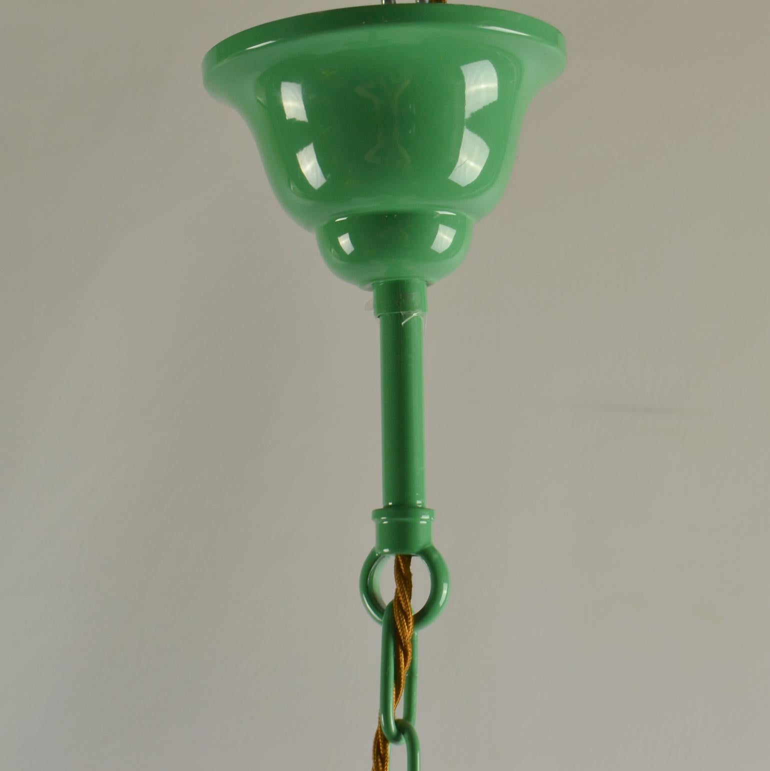 Dreiarmiger Kronleuchter Grünes Metall, Opalglaskegel und Messing, Arlus 1950er Jahre  im Angebot 5