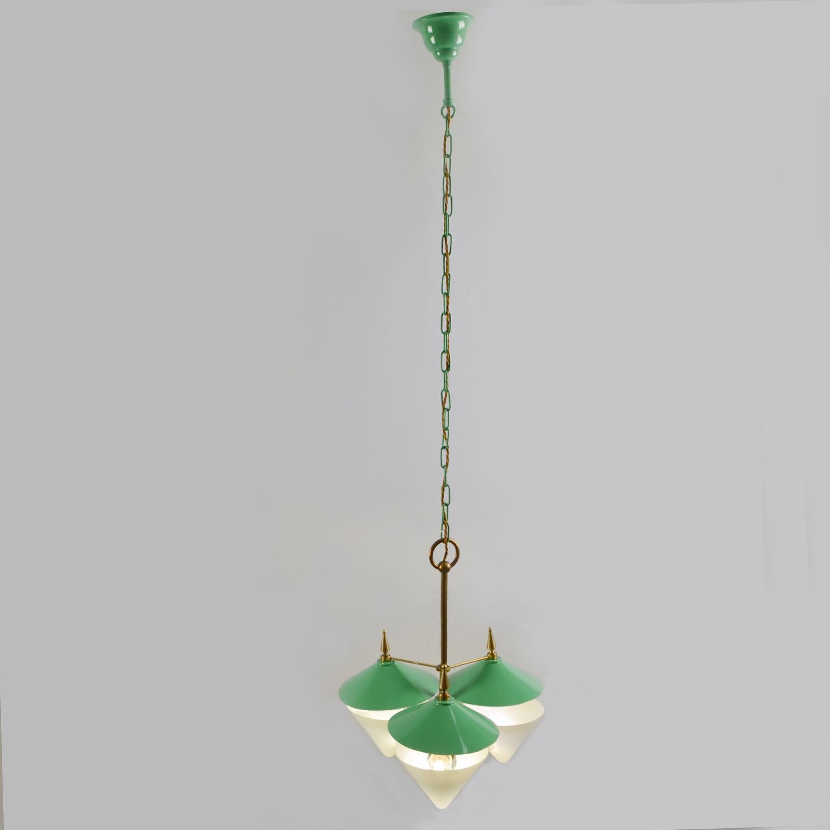 Dreiarmiger Kronleuchter Grünes Metall, Opalglaskegel und Messing, Arlus 1950er Jahre  im Angebot 1