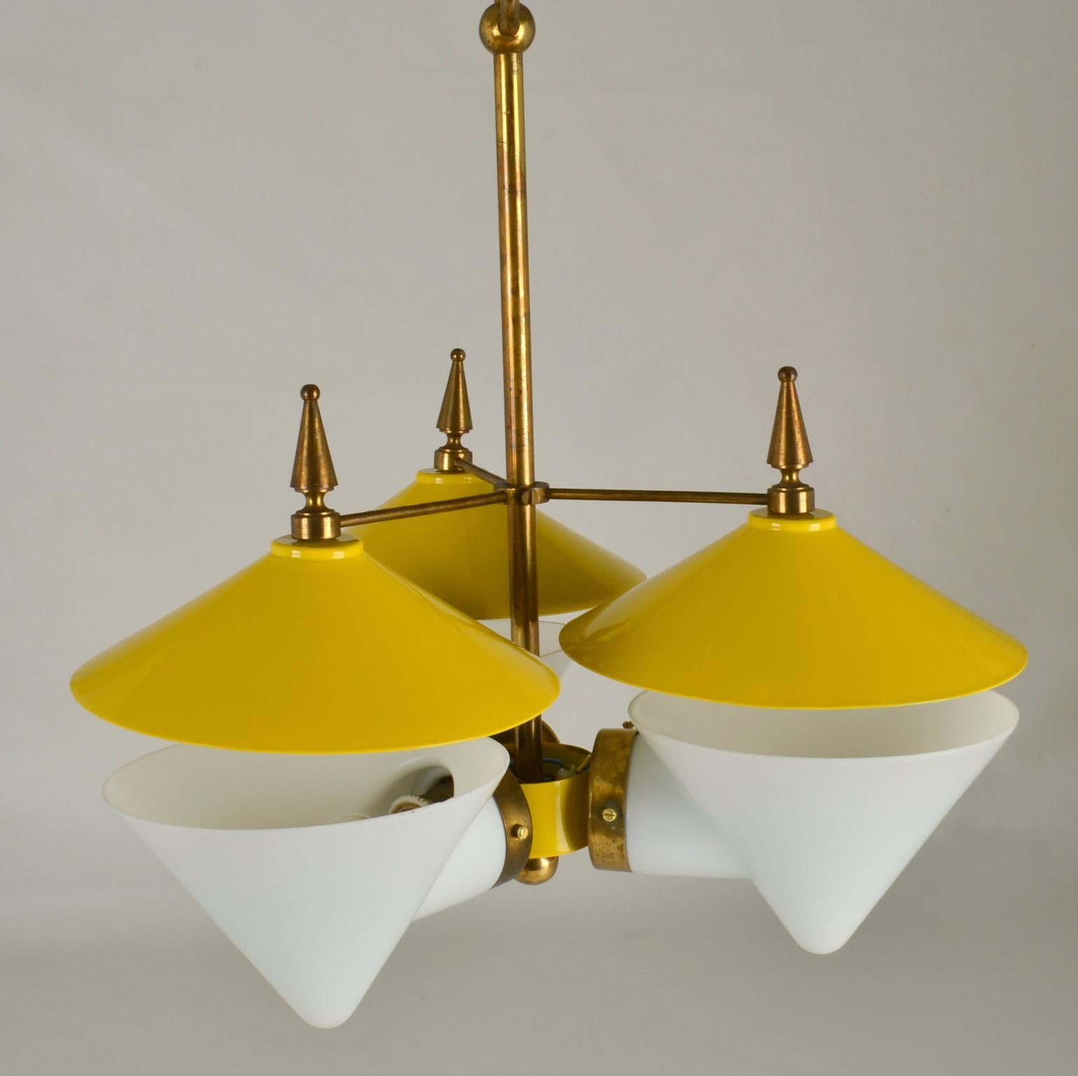 Dreiarmiger Kronleuchter Gelbes Metall, Opalglaskegel und Messing, 1950er Jahre  im Angebot 9