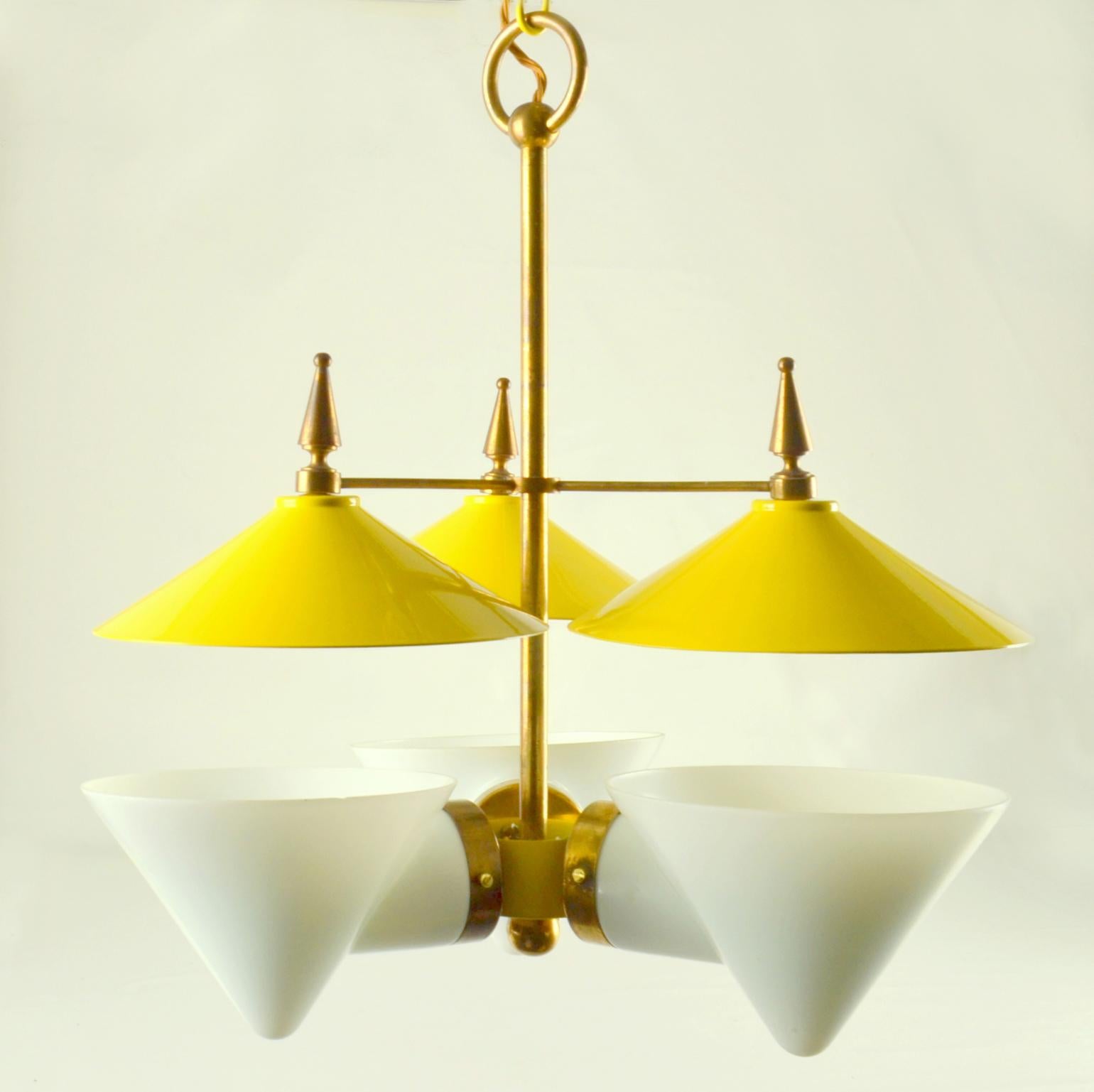Dreiarmiger Kronleuchter Gelbes Metall, Opalglaskegel und Messing, 1950er Jahre  im Angebot 11