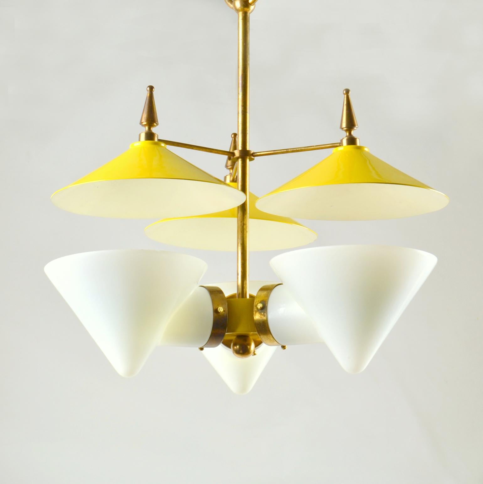 Dreiarmiger Kronleuchter Gelbes Metall, Opalglaskegel und Messing, 1950er Jahre  im Angebot 12