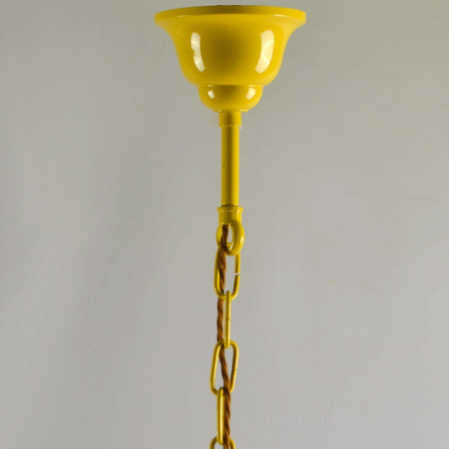 Dreiarmiger Kronleuchter Gelbes Metall, Opalglaskegel und Messing, 1950er Jahre  im Angebot 13