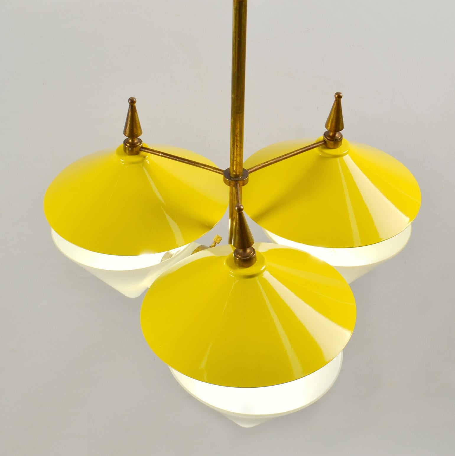 Dreiarmiger Kronleuchter Gelbes Metall, Opalglaskegel und Messing, 1950er Jahre  im Angebot 3