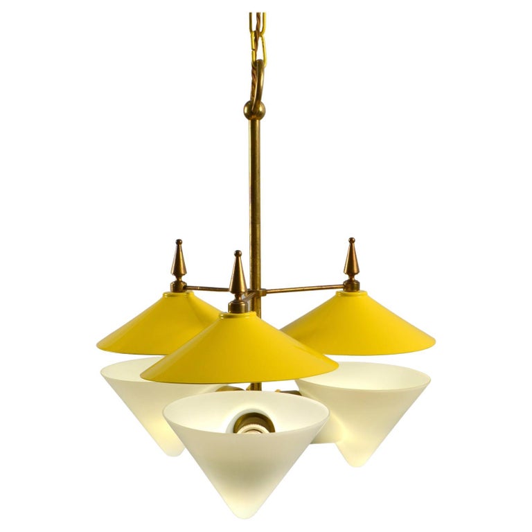Lampadario a tre bracci in metallo giallo, vetro opalino e ottone, anni '50  in vendita su 1stDibs