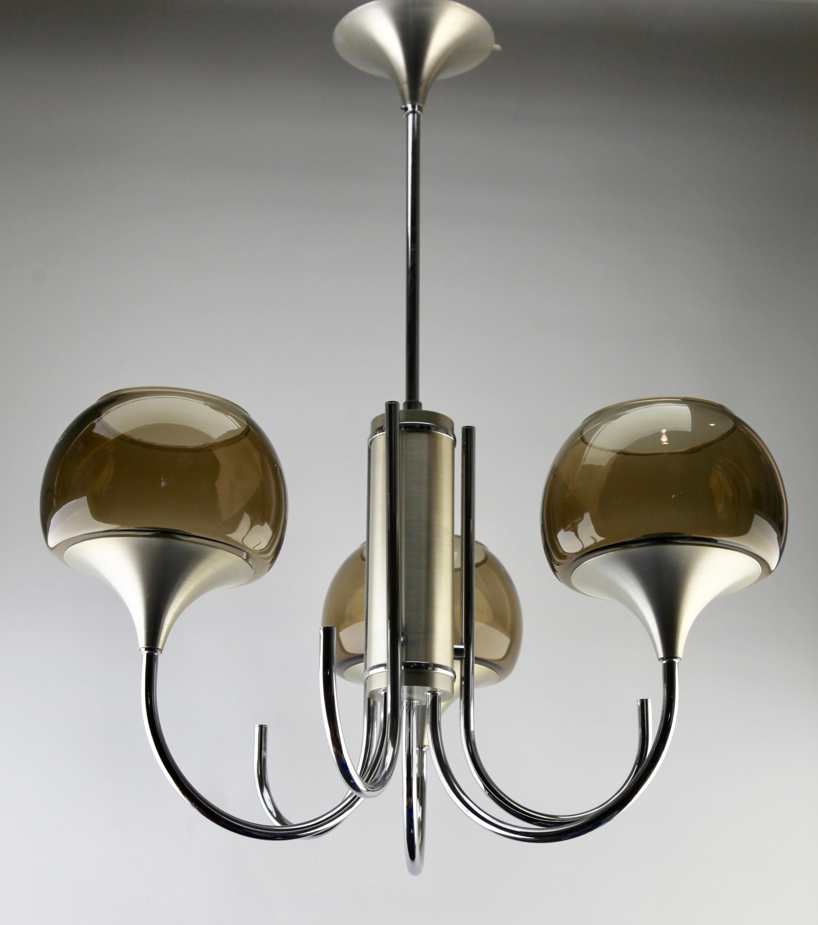 Goffredo Reggiani Trumpet Chandelier Chrome and Opaline Italy, 1970s 2