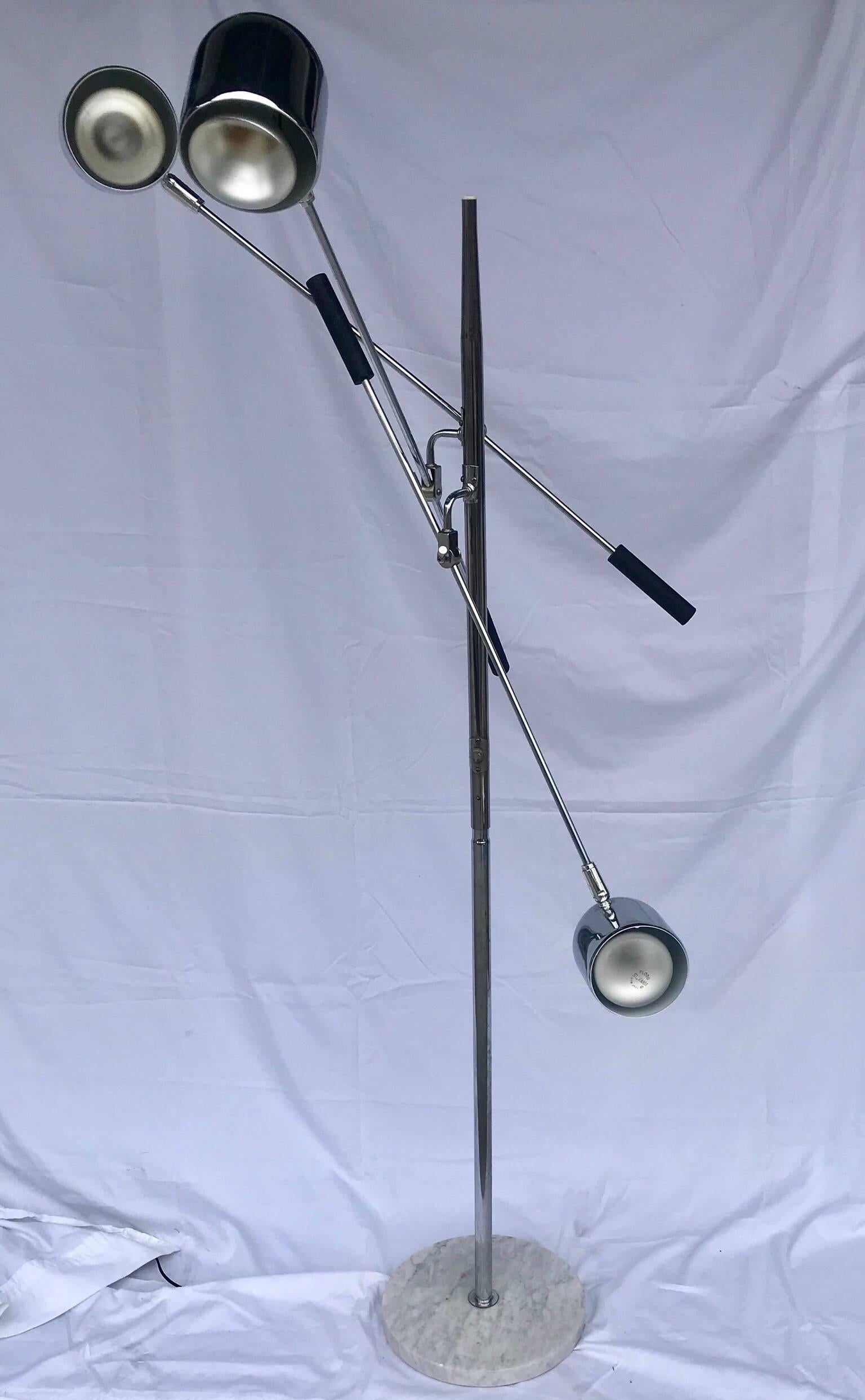 Dreiarmige verchromte Stehlampe Arredoluce Sonneman Triennale im Angebot 3