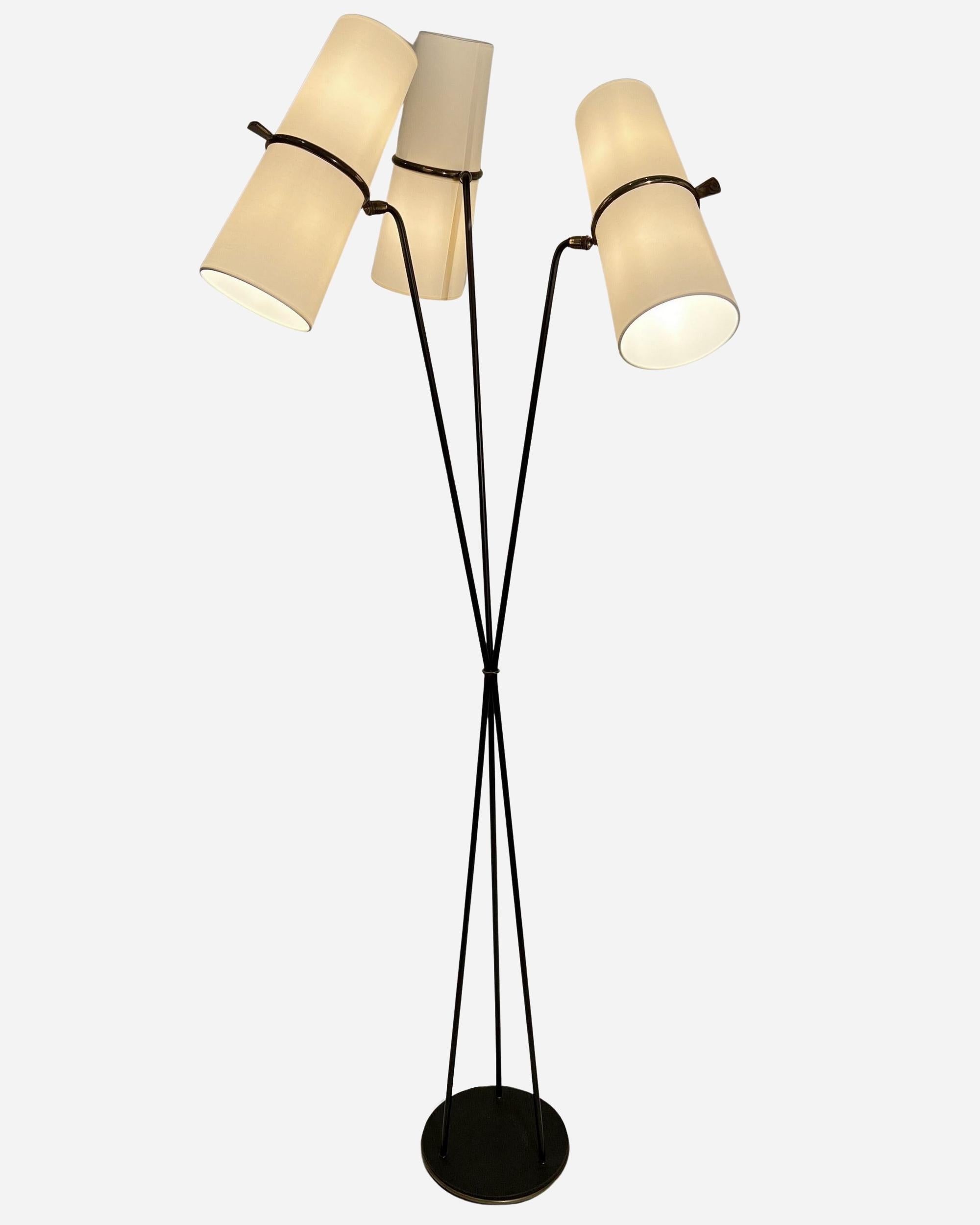 Mid-Century moderno Lampada da terra a tre bracci, Éditions Maison Lunel, Parigi, Francia, circa 1950 in vendita