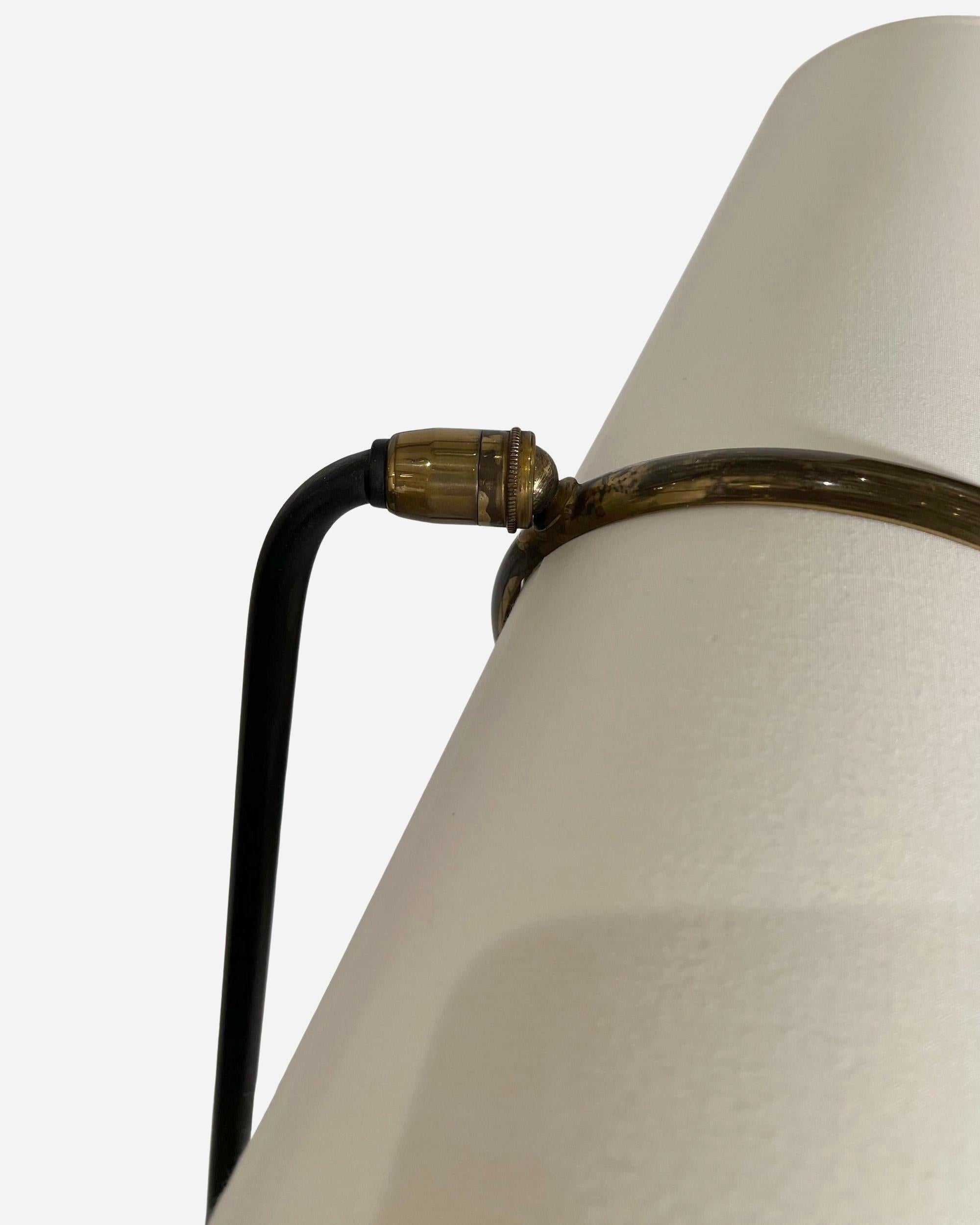 Lampada da terra a tre bracci, Éditions Maison Lunel, Parigi, Francia, circa 1950 In condizioni buone in vendita a Paris, FR