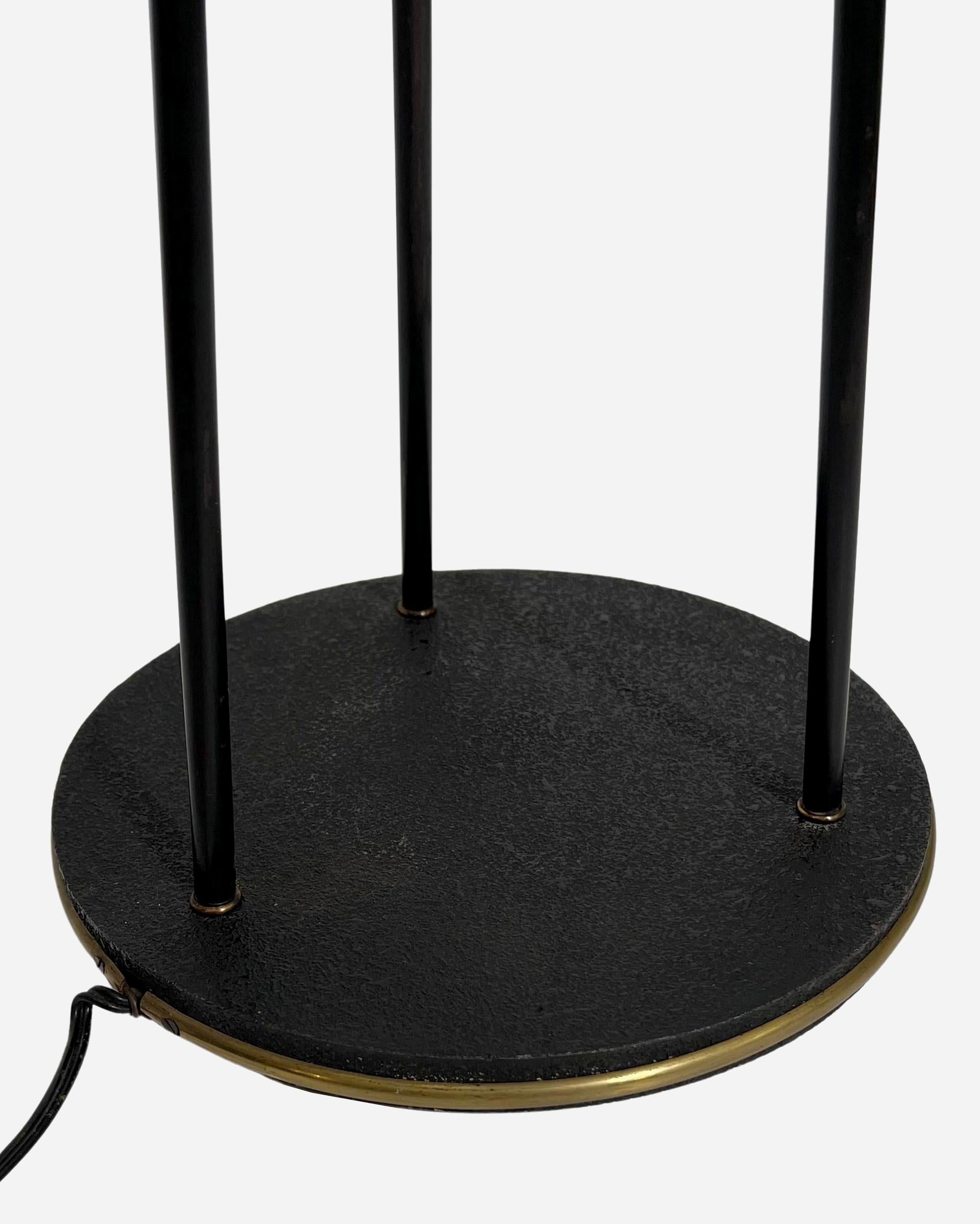 Metallo Lampada da terra a tre bracci, Éditions Maison Lunel, Parigi, Francia, circa 1950 in vendita