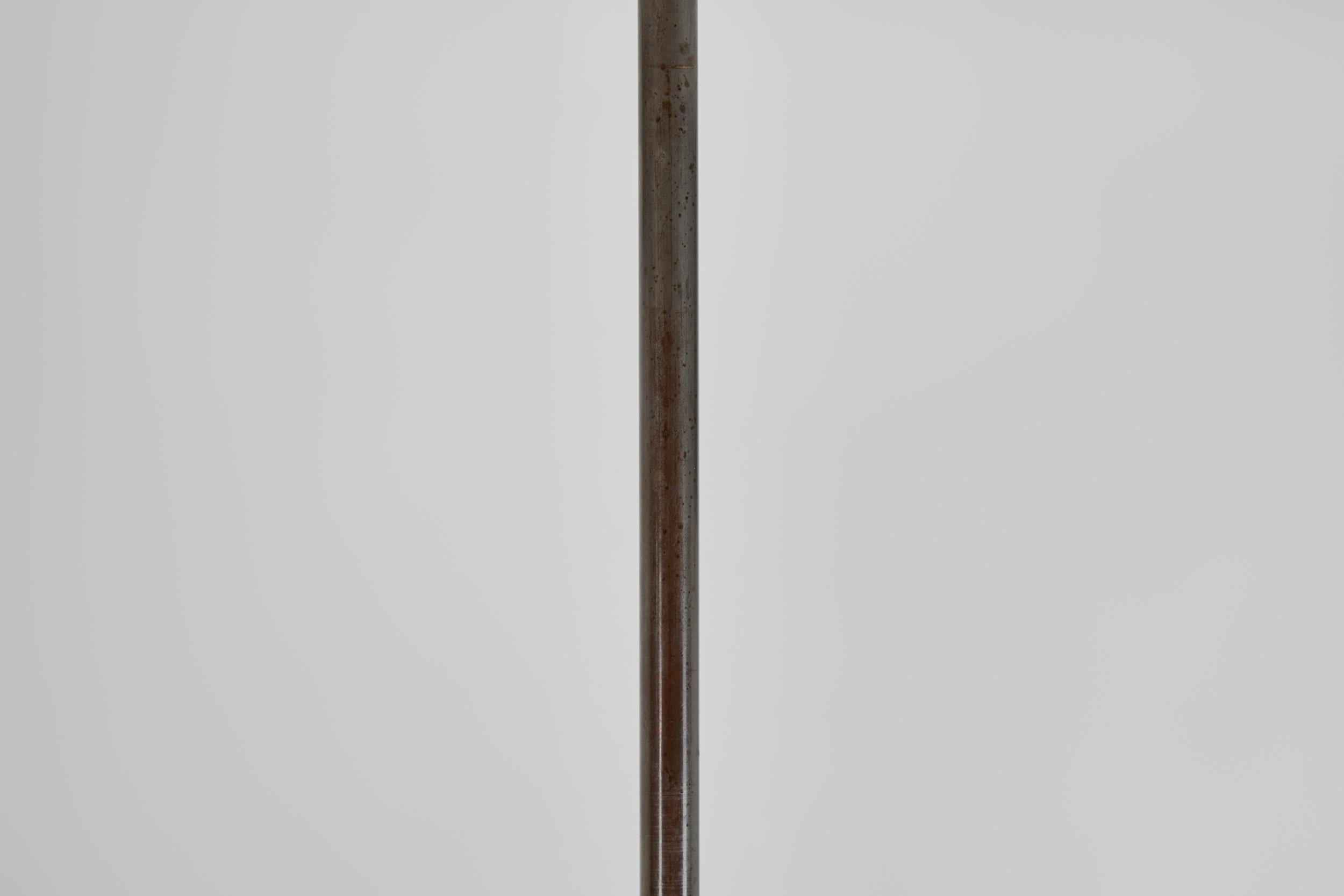 Lampadario a tre bracci in metallo e vetro opalino con paralume a gradini, Europa, 1930 in vendita 3
