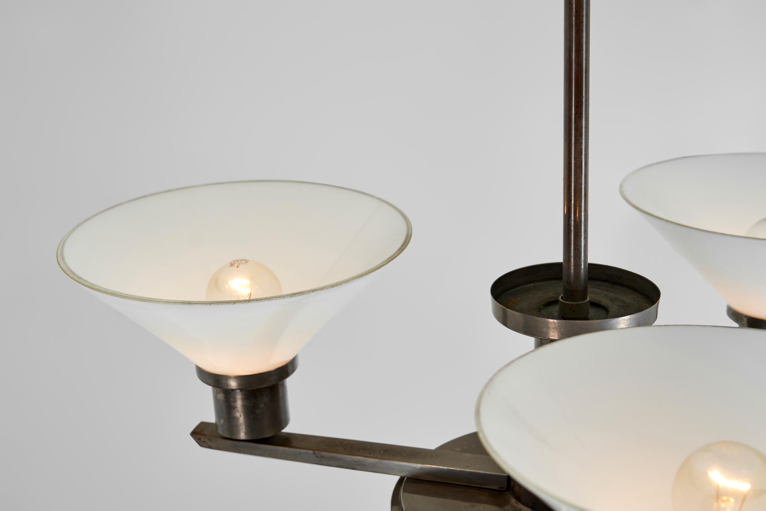 Lampadario a tre bracci in metallo e vetro opalino con paralume a gradini, Europa, 1930 in vendita 4