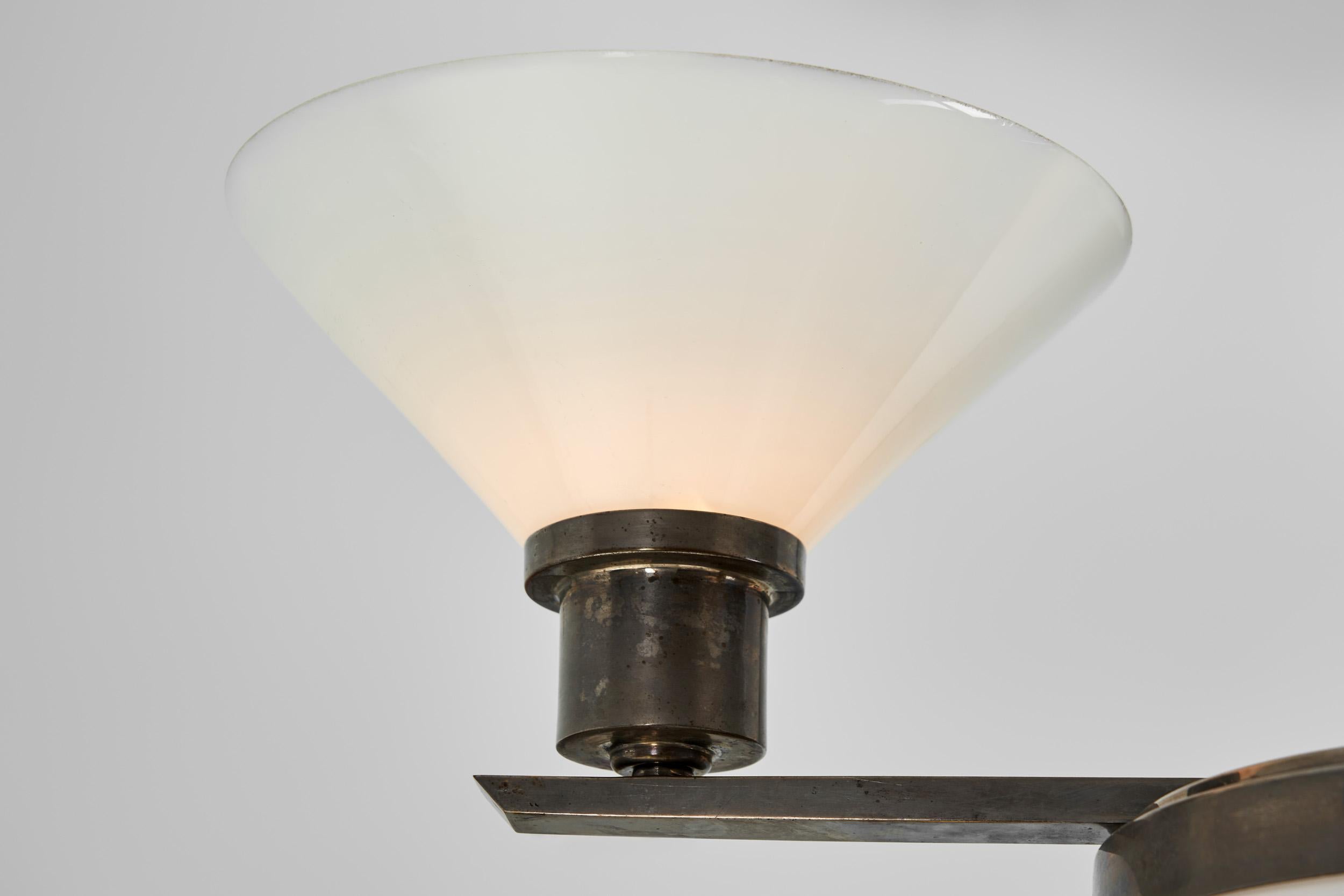 Lampadario a tre bracci in metallo e vetro opalino con paralume a gradini, Europa, 1930 in vendita 5