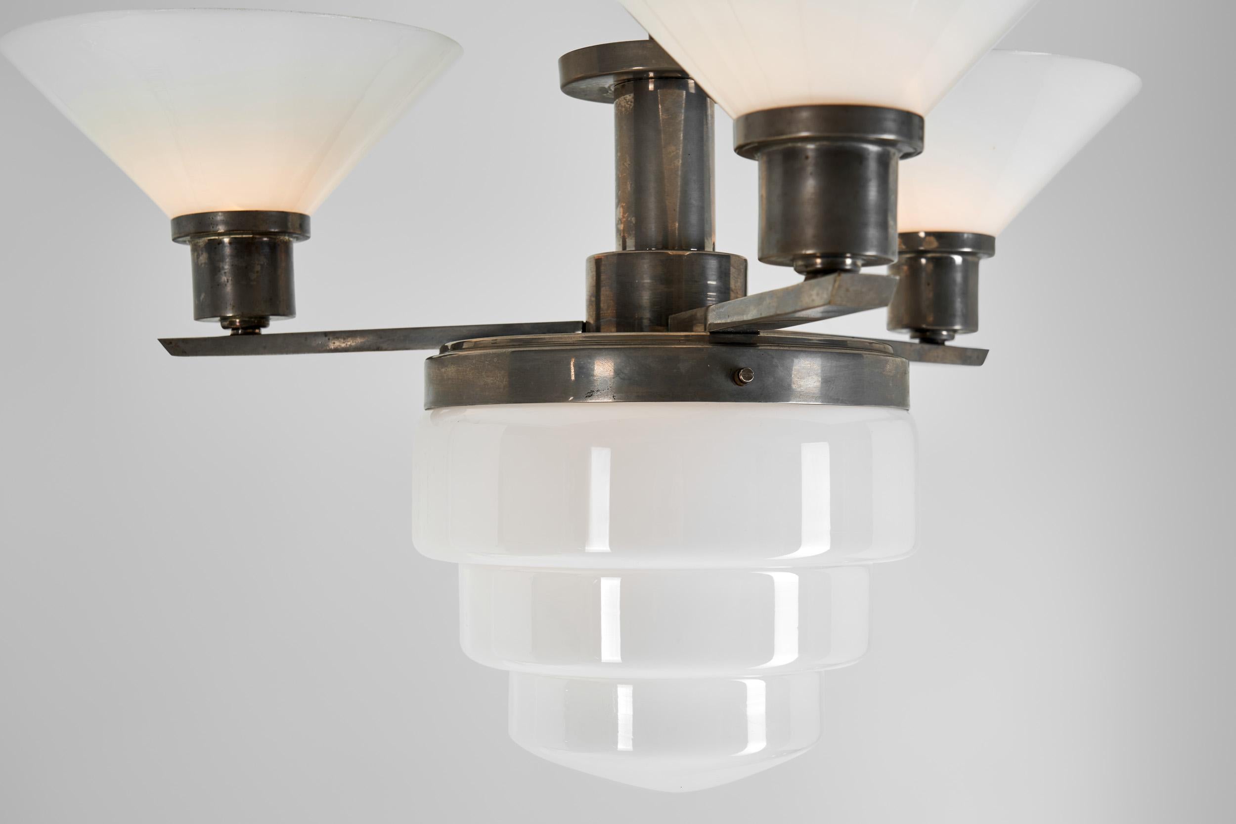 Lampadario a tre bracci in metallo e vetro opalino con paralume a gradini, Europa, 1930 in vendita 7
