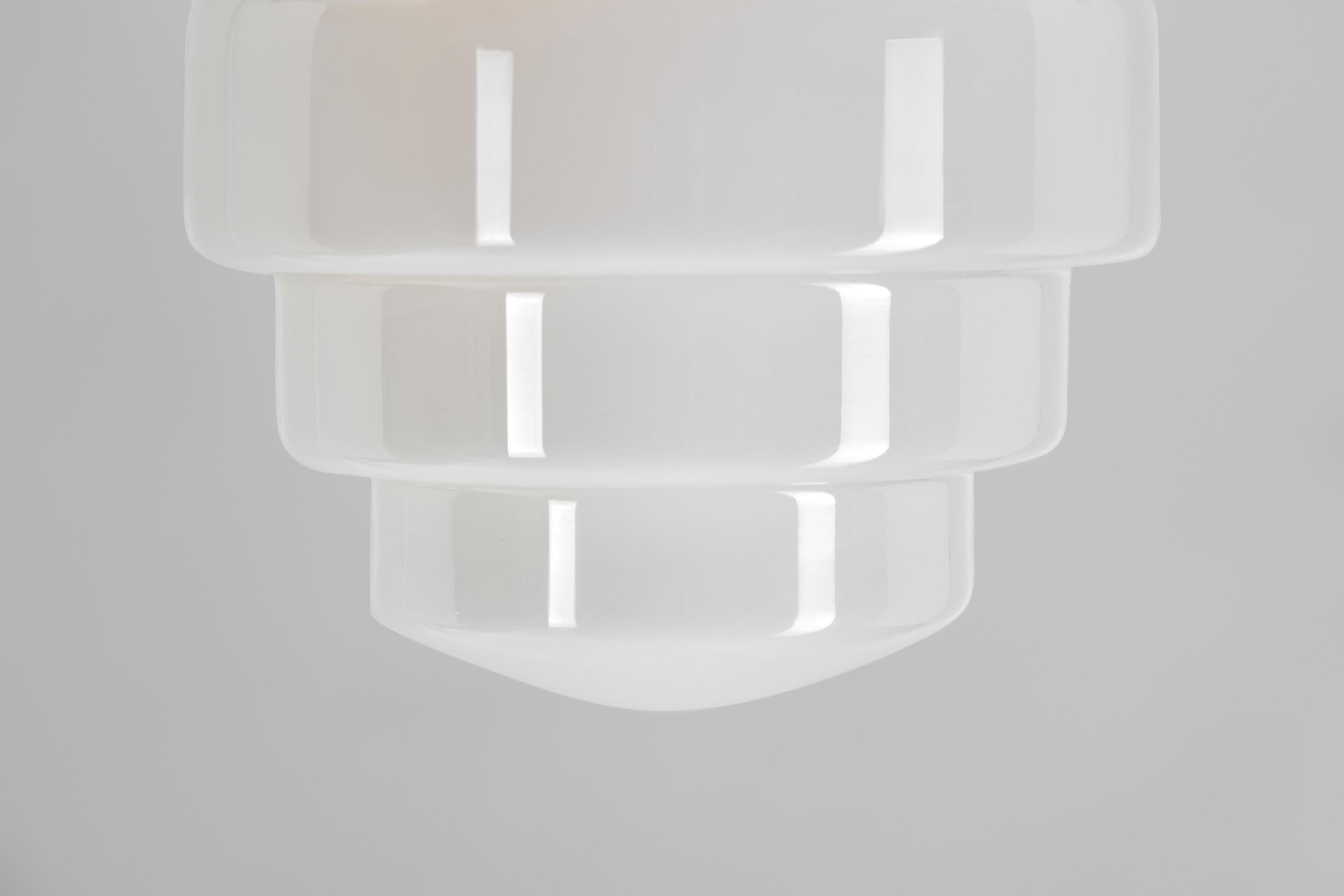 Lampadario a tre bracci in metallo e vetro opalino con paralume a gradini, Europa, 1930 in vendita 9