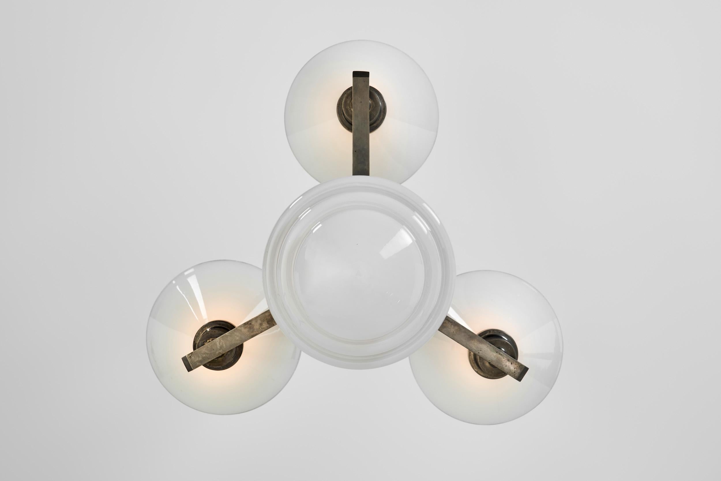 Lampadario a tre bracci in metallo e vetro opalino con paralume a gradini, Europa, 1930 in vendita 10