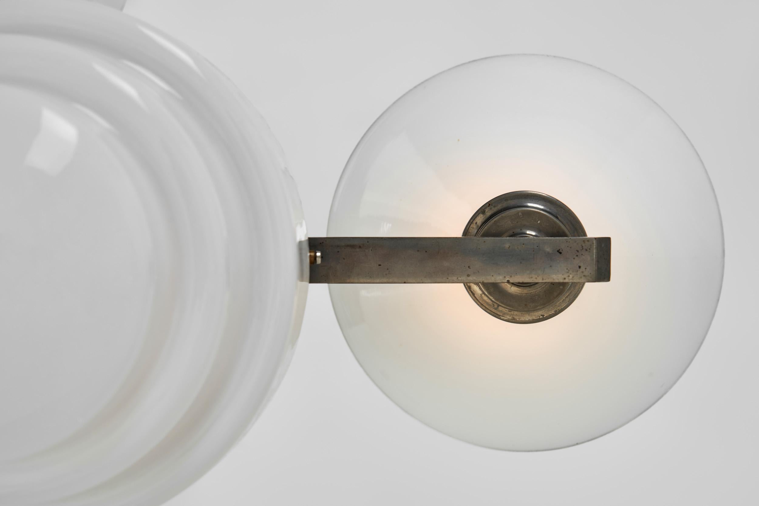 Lampadario a tre bracci in metallo e vetro opalino con paralume a gradini, Europa, 1930 in vendita 11