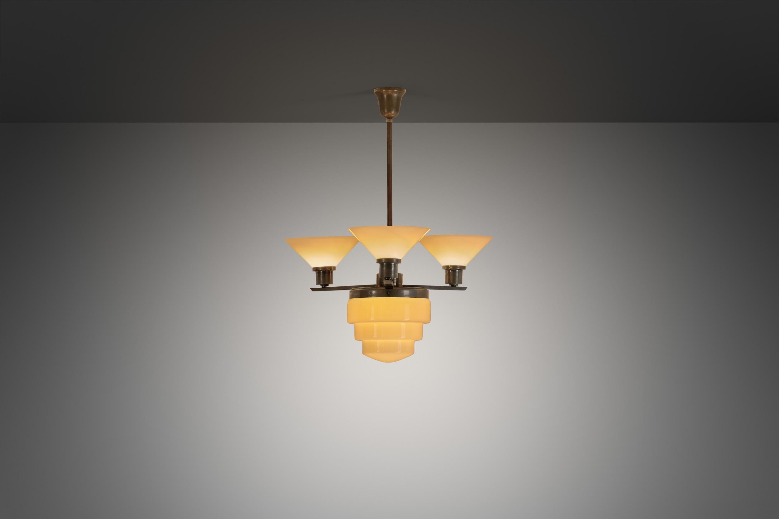 Il design europeo degli anni '30 era caratterizzato da un mix di eleganza decorativa ed estetica snella e moderna. Dalle forme audaci dell'Art Déco alle silhouette aerodinamiche del modernismo, i designer dell'epoca hanno spesso sperimentato forme