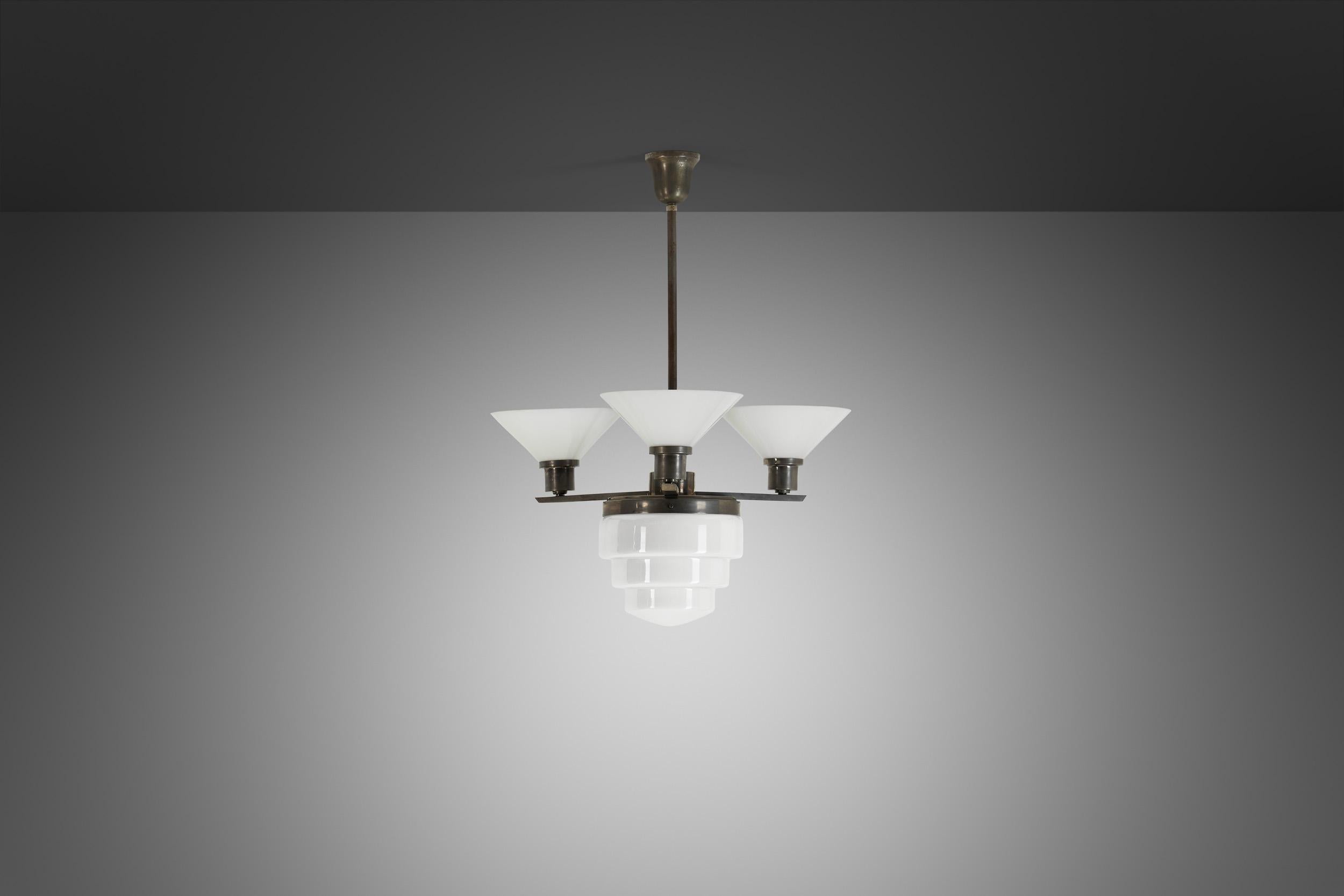 Moderno Lampadario a tre bracci in metallo e vetro opalino con paralume a gradini, Europa, 1930 in vendita