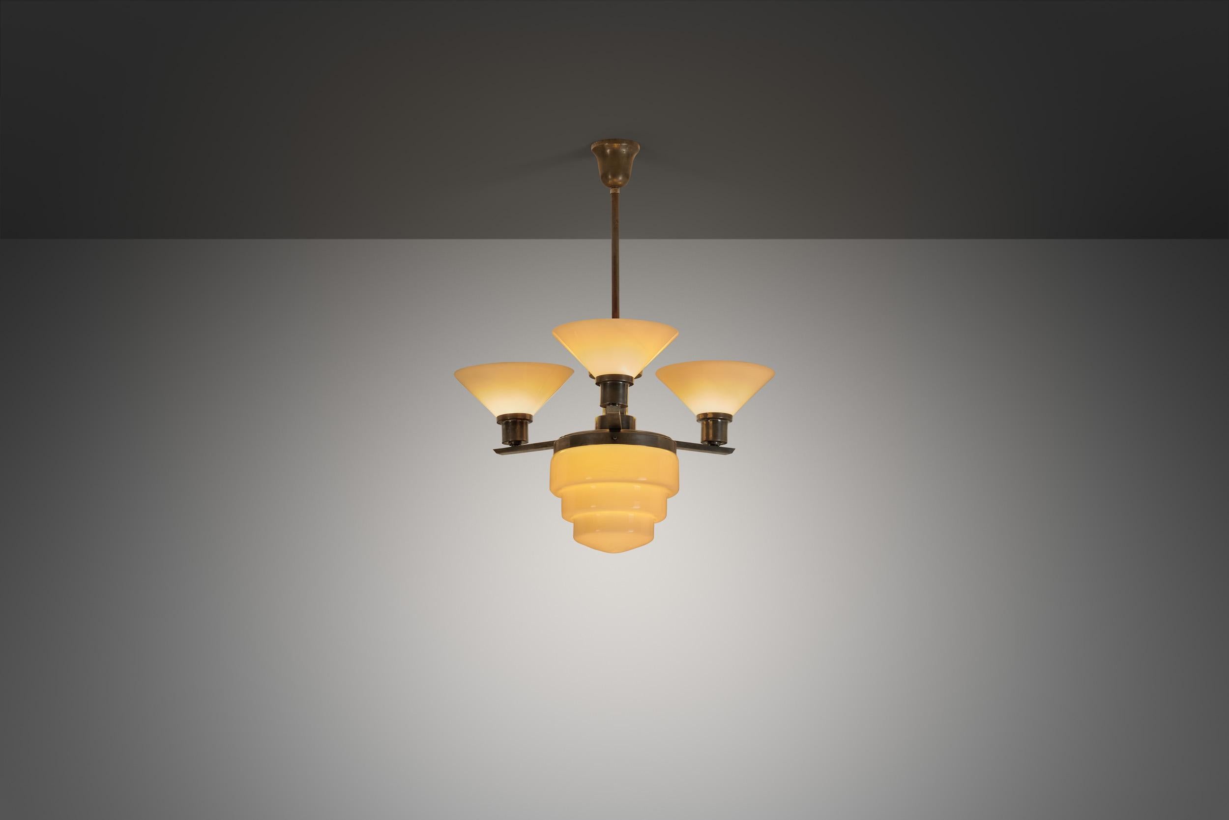 Europeo Lampadario a tre bracci in metallo e vetro opalino con paralume a gradini, Europa, 1930 in vendita