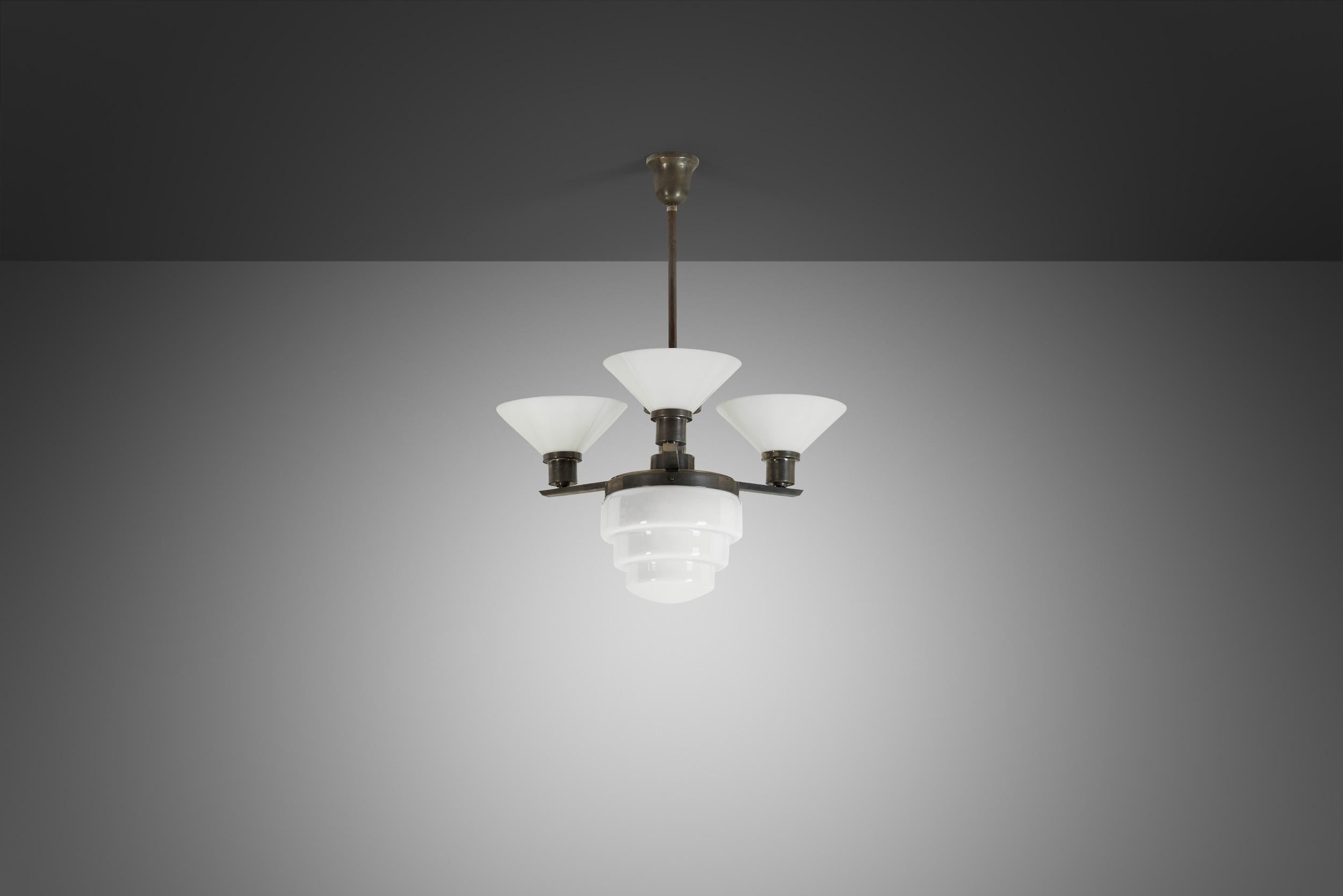 Lampadario a tre bracci in metallo e vetro opalino con paralume a gradini, Europa, 1930 In condizioni buone in vendita a Utrecht, NL