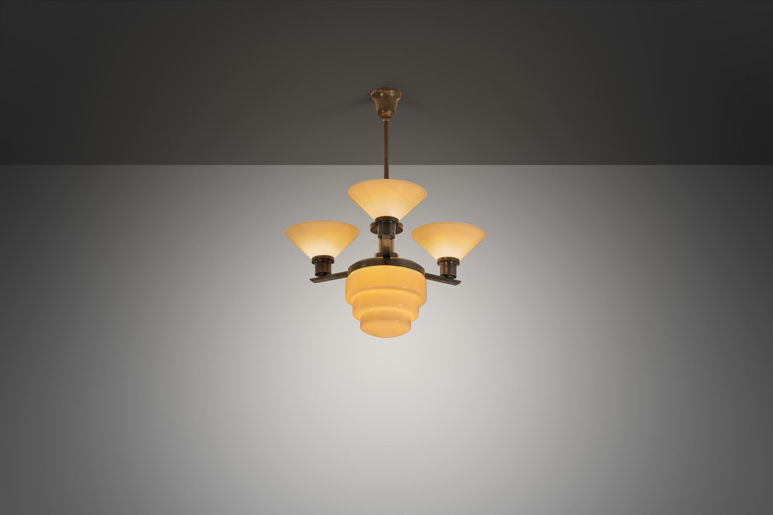 Metà XX secolo Lampadario a tre bracci in metallo e vetro opalino con paralume a gradini, Europa, 1930 in vendita