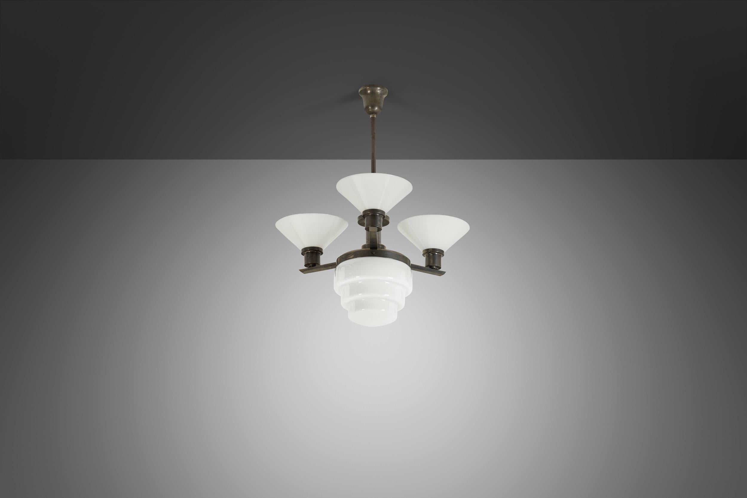 Opale Lampadario a tre bracci in metallo e vetro opalino con paralume a gradini, Europa, 1930 in vendita