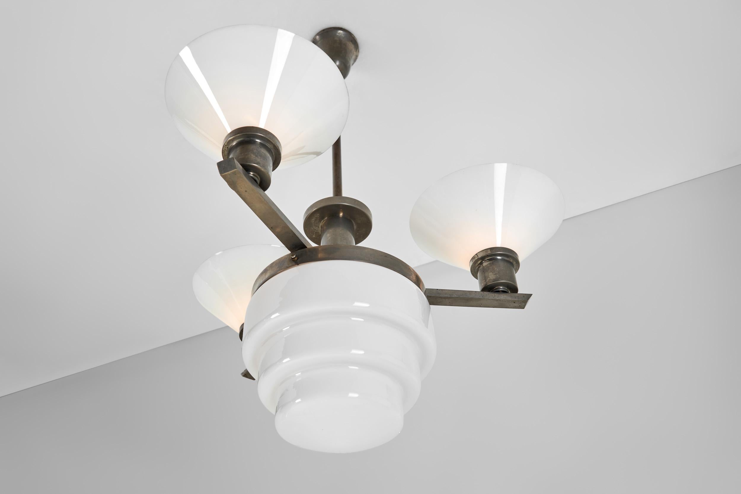 Lampadario a tre bracci in metallo e vetro opalino con paralume a gradini, Europa, 1930 in vendita 1
