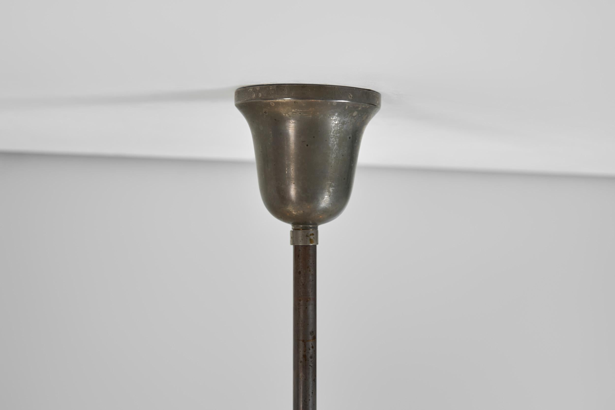 Lampadario a tre bracci in metallo e vetro opalino con paralume a gradini, Europa, 1930 in vendita 2