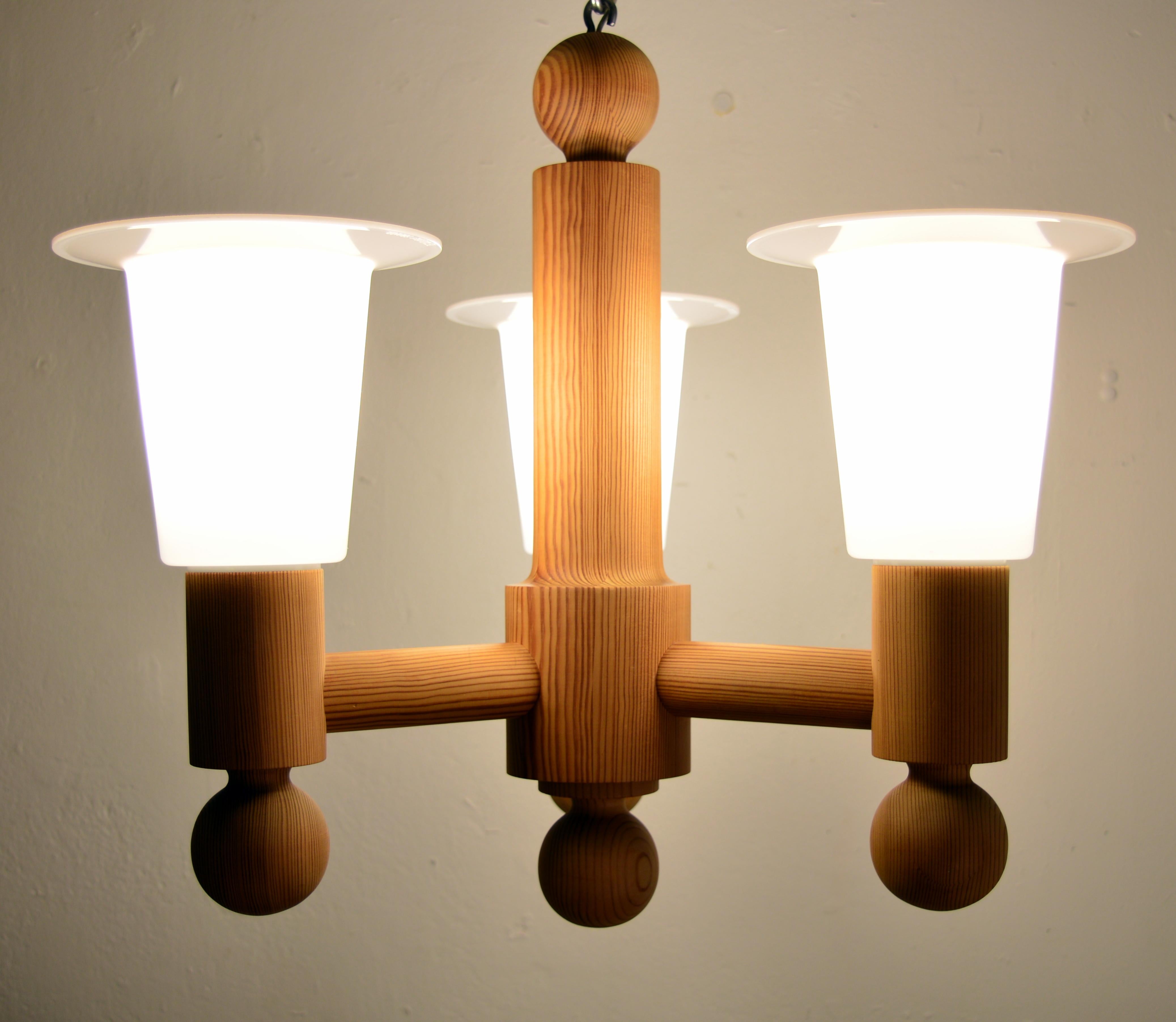 ‎‎Swedish lighting manufacturer, Luxus gave form to some of the now iconic models that define the “Swedish mid-century style”. This solid pine wood, three-light chandelier was created in this “golden age of Scandinavian design”, a period that saw