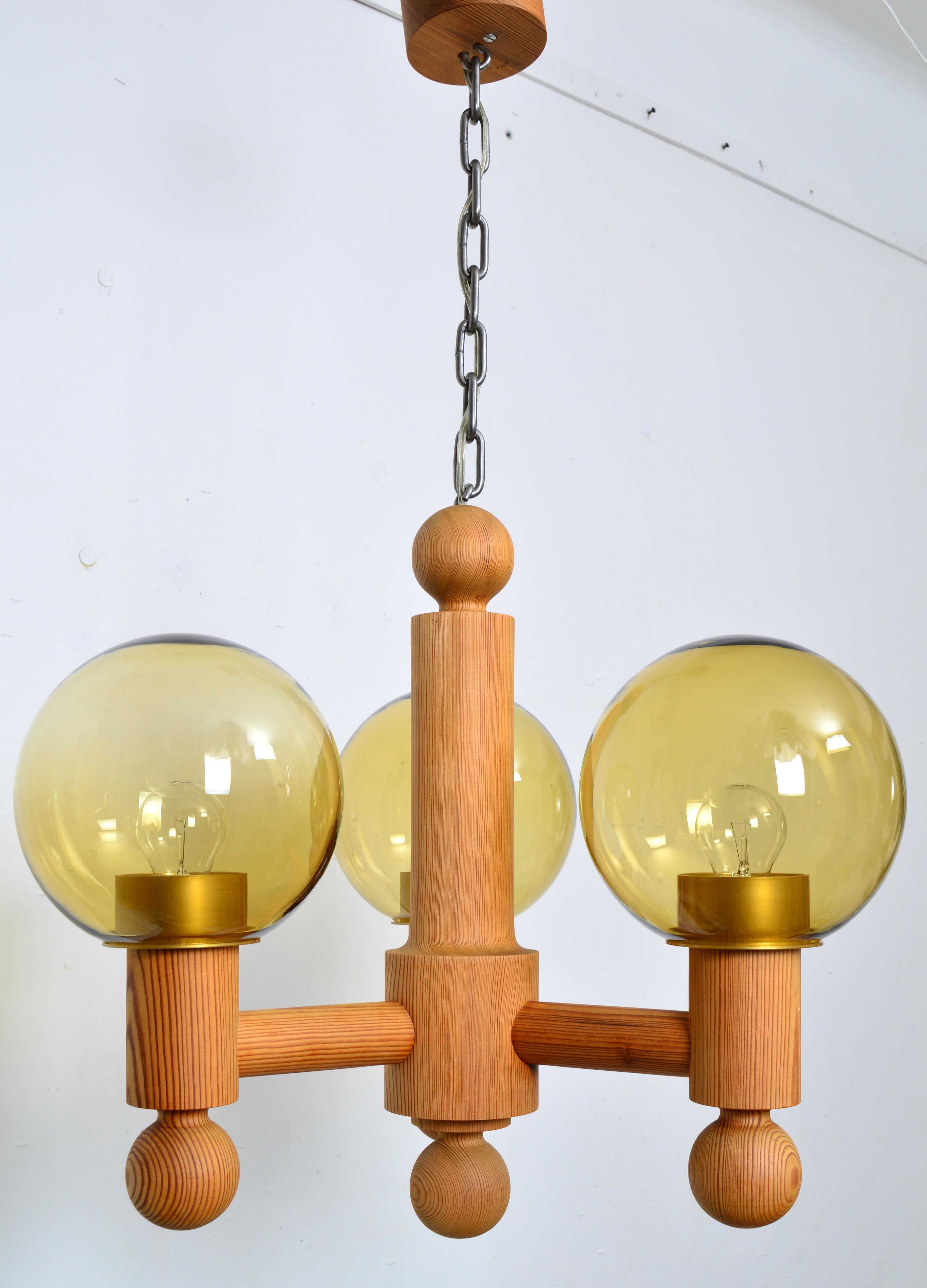 Scandinavo moderno Lampadario a tre bracci in pino massiccio con globi di vetro, Luxus Svezia, anni '60 in vendita