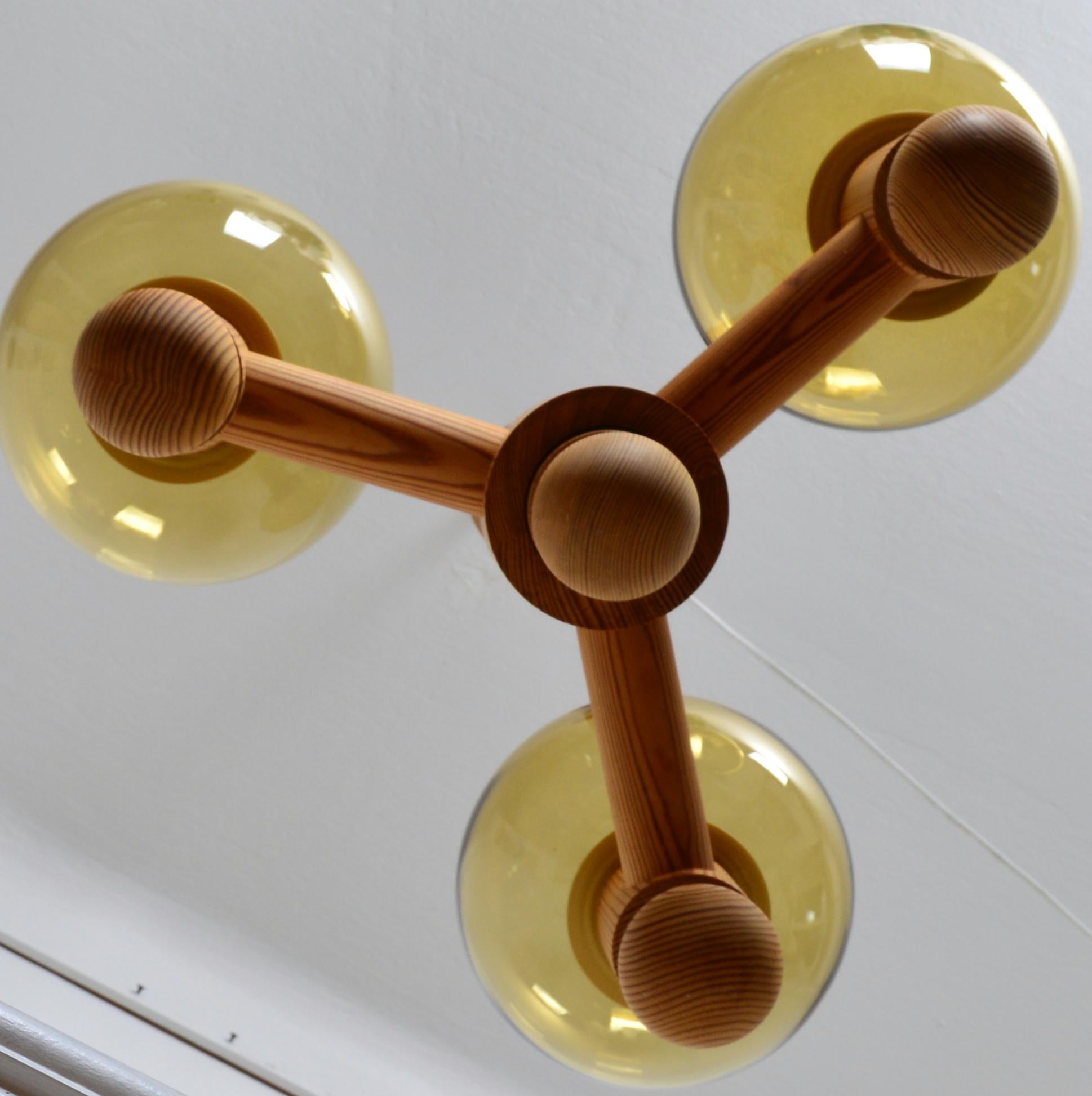 Svedese Lampadario a tre bracci in pino massiccio con globi di vetro, Luxus Svezia, anni '60 in vendita