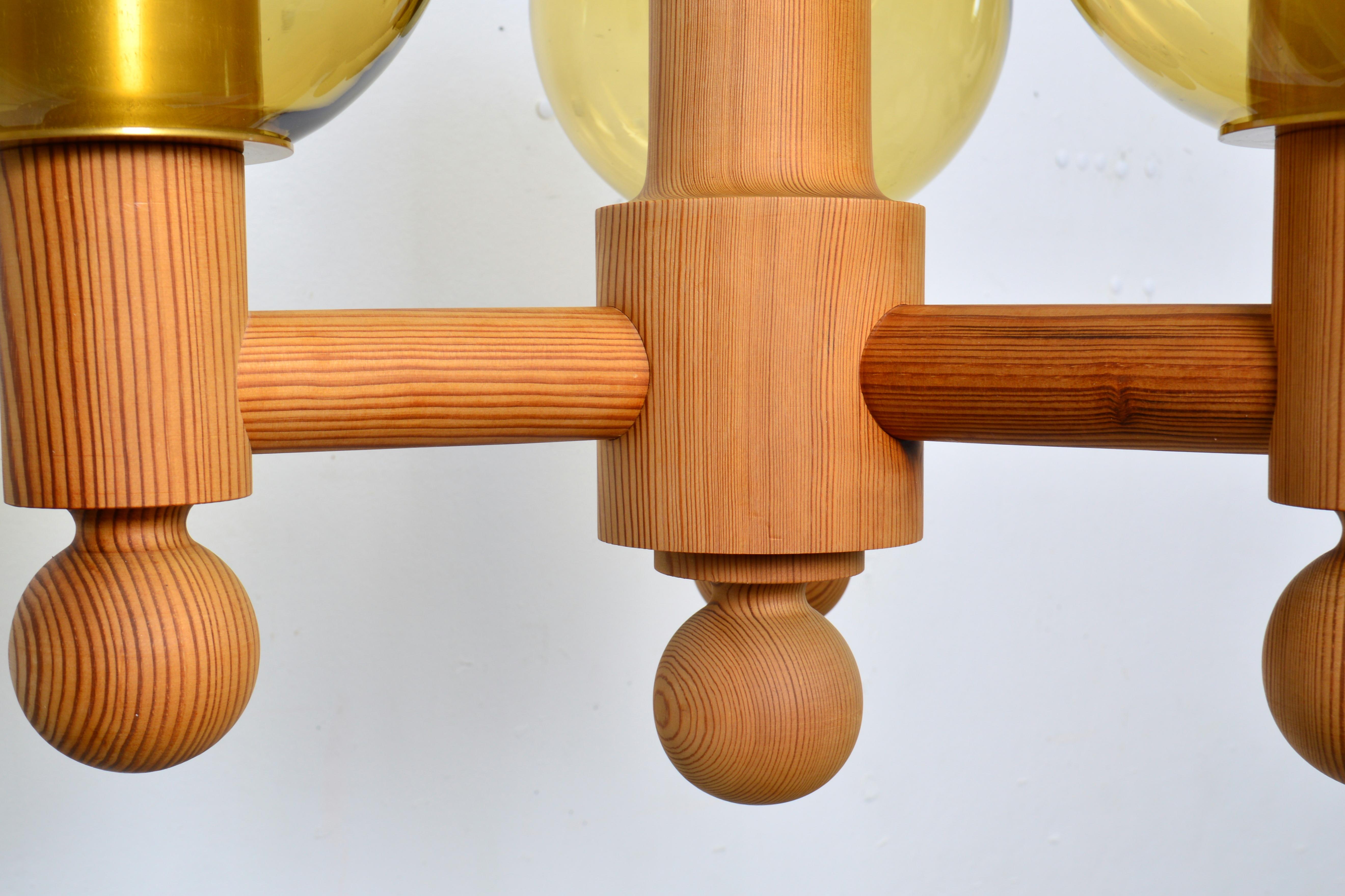 Lampadario a tre bracci in pino massiccio con globi di vetro, Luxus Svezia, anni '60 In condizioni buone in vendita a Stockholm, SE