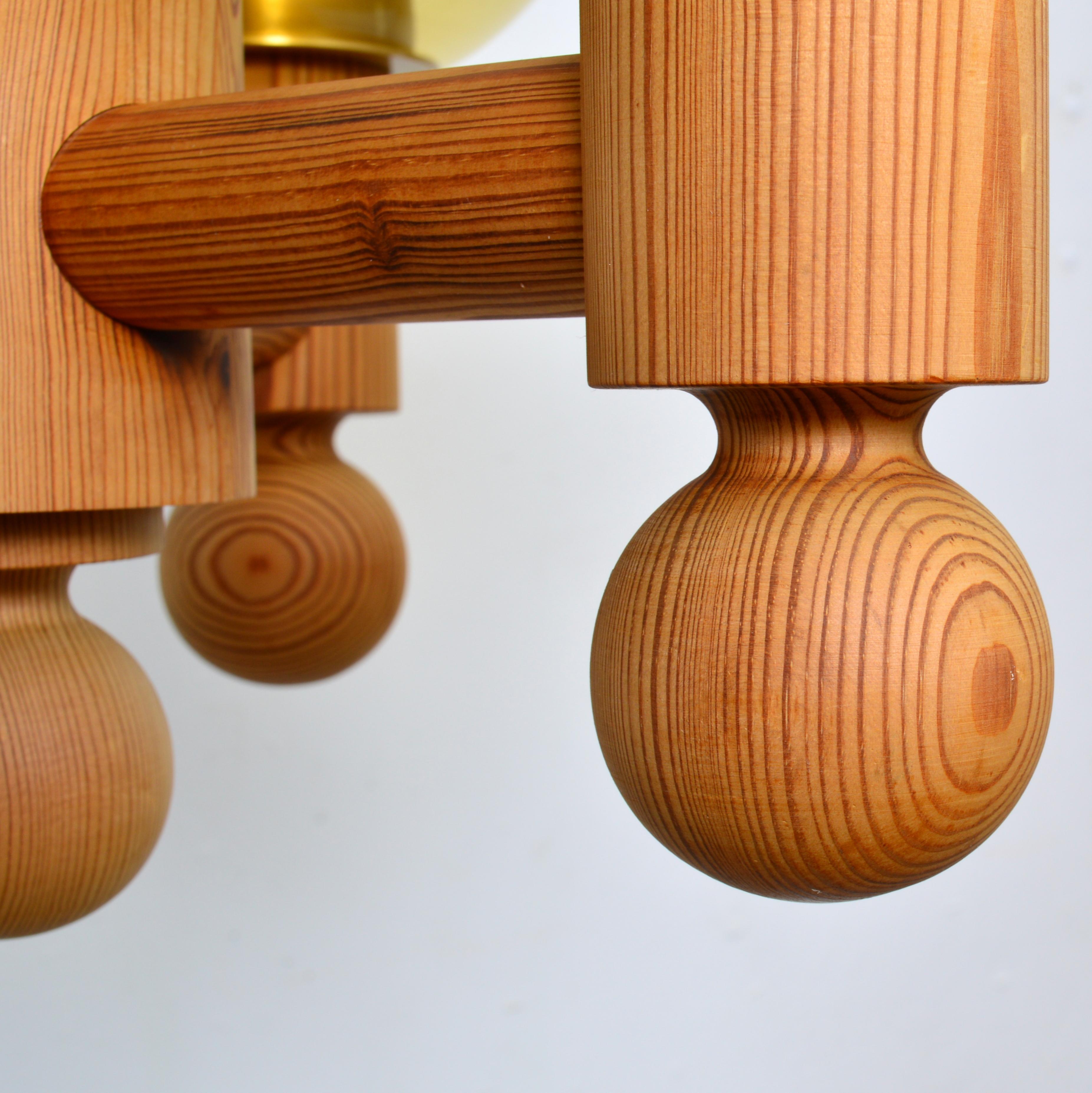 Metà XX secolo Lampadario a tre bracci in pino massiccio con globi di vetro, Luxus Svezia, anni '60 in vendita