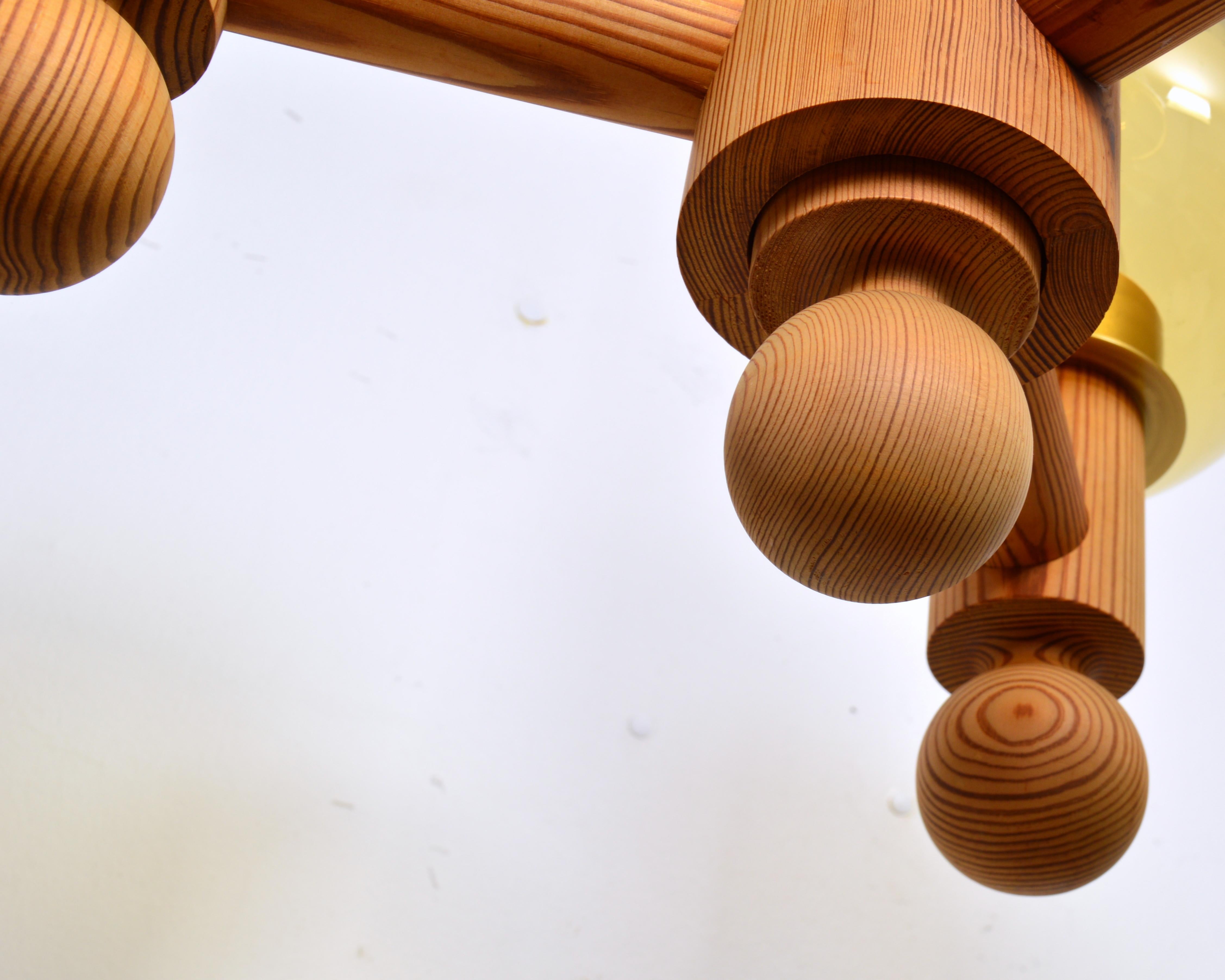 Plastica Lampadario a tre bracci in pino massiccio con globi di vetro, Luxus Svezia, anni '60 in vendita