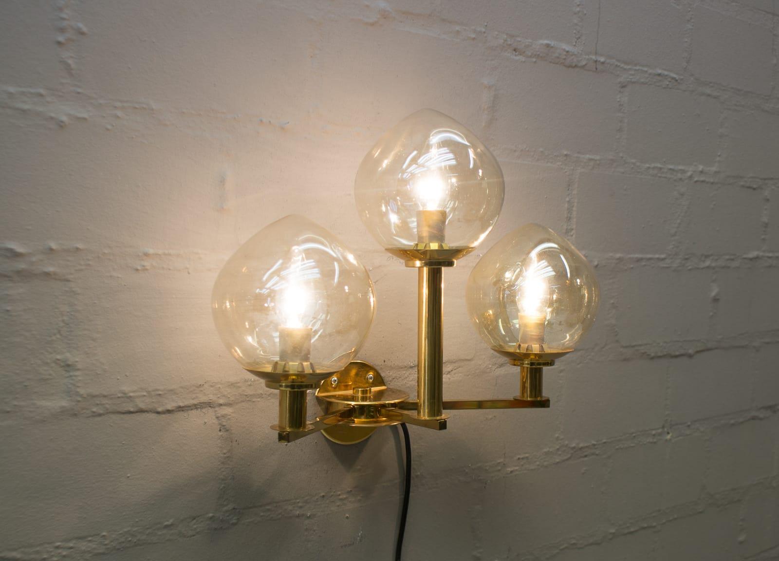 Three-Arm Wall Lamp by Hans-Agne Jakobsson, 1960s Sueco en venta